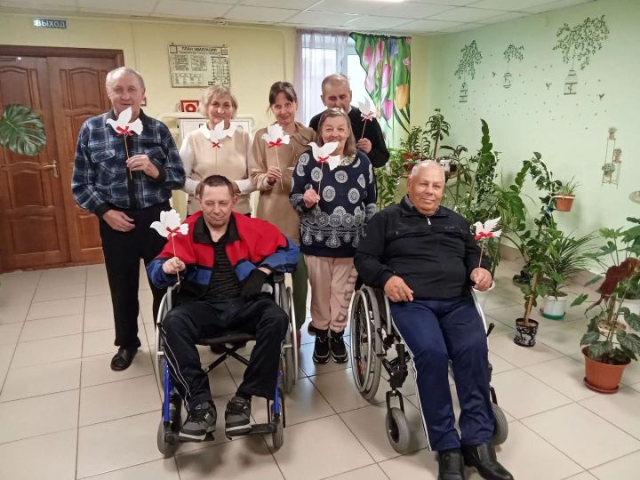 В чистопольском доме-интернате прошёл час творчества «Голубь мира в моих руках»