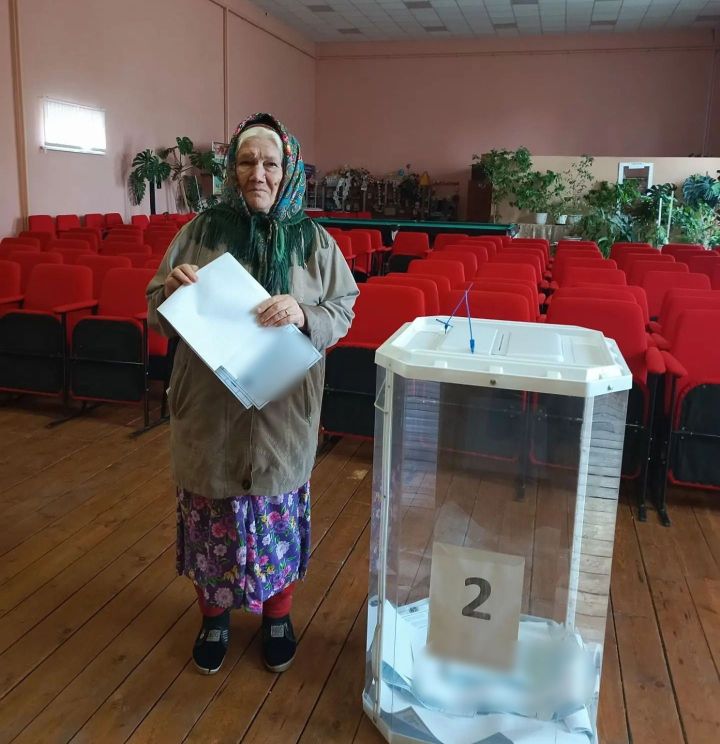 Одна из жительниц почтенного возраста посёлка Юлдуз проголосовала на выборах