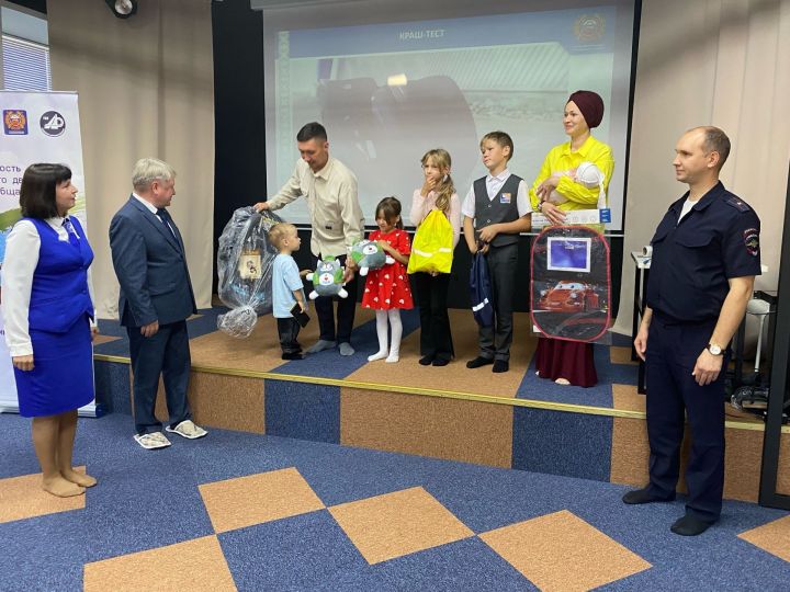 Многодетной семье Вафиных из Чистополя вручили детскую автолюльку