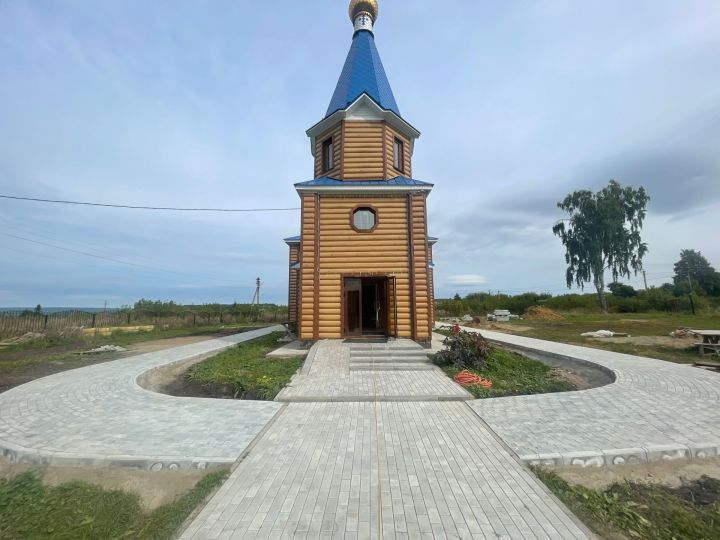 У храма в селе Булдырь появились брусчатка и новые ступени
