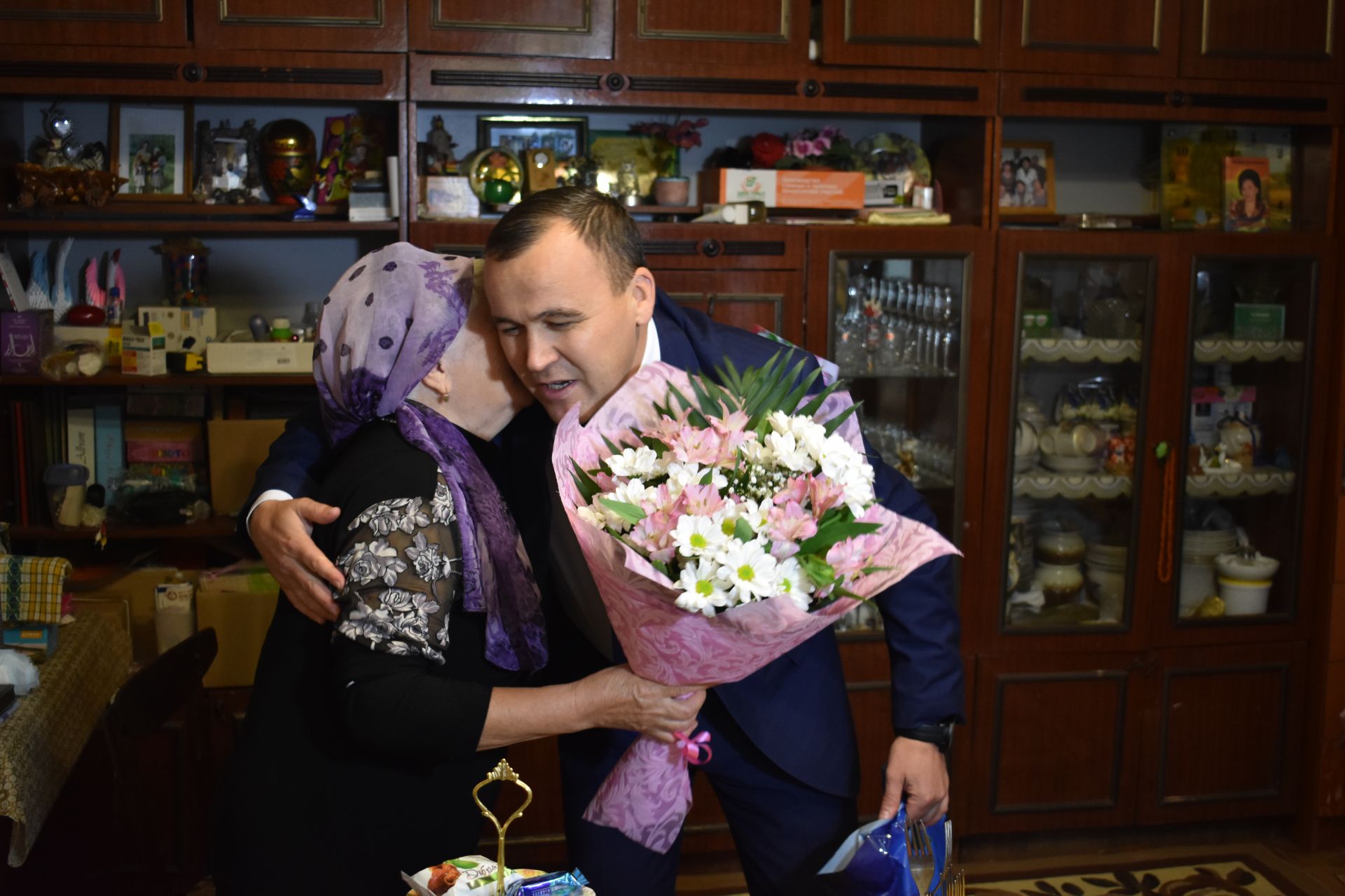 Эдуард Хасанов поздравил с профессиональным праздником своих учителей