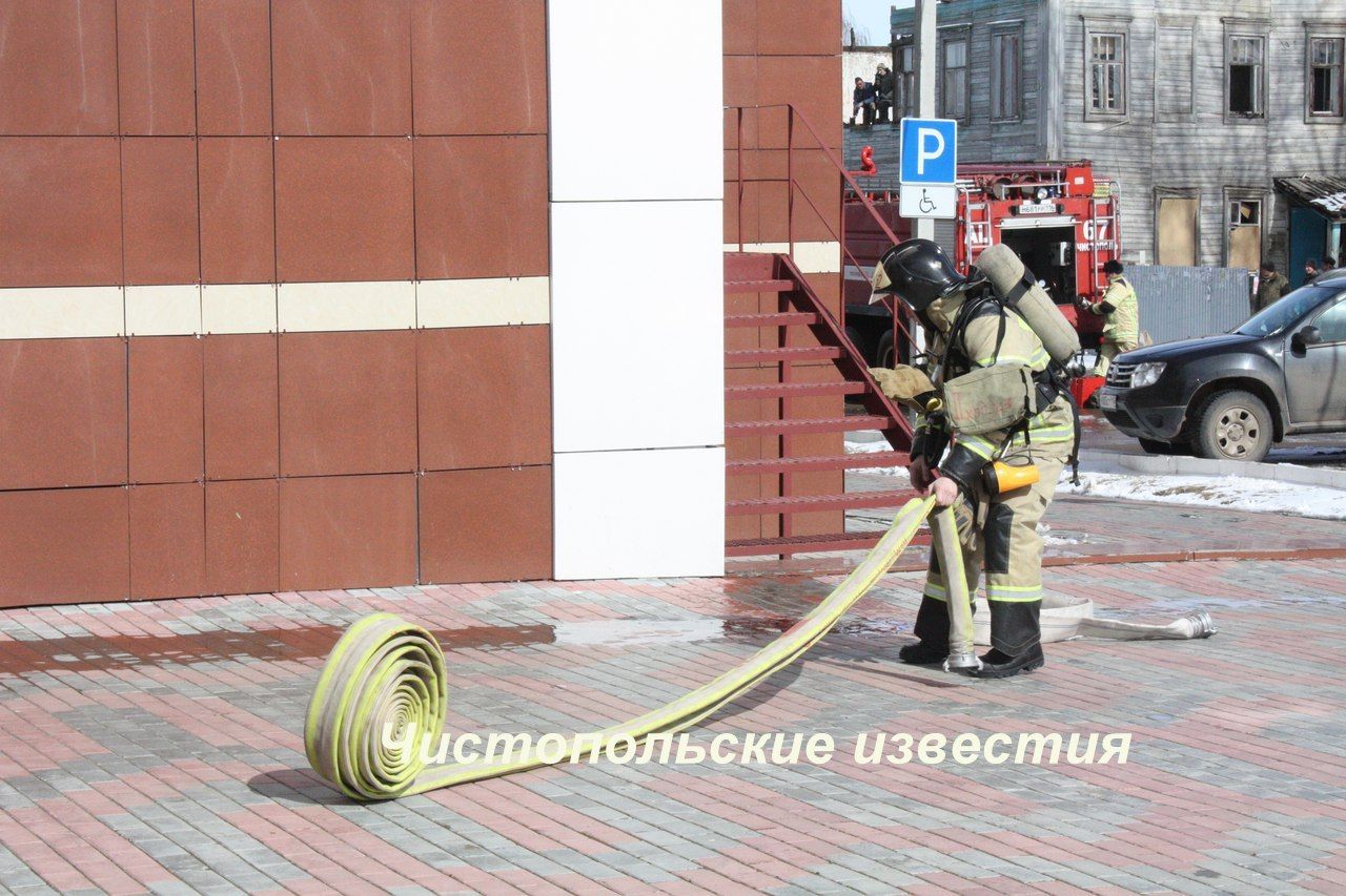 Из развлекательного центра в Чистополе экстренно эвакуировали людей (фоторепортаж)&nbsp;