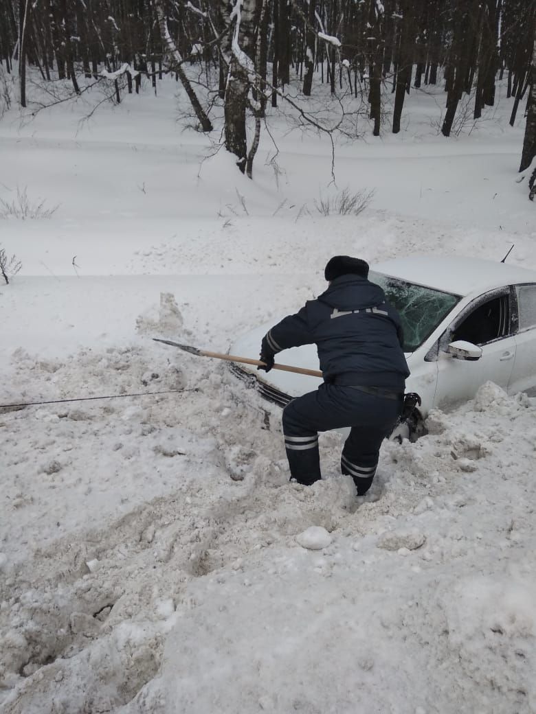 Татарстанские автоинспекторы помогли автомобилисту, откопав его машину из  под снега