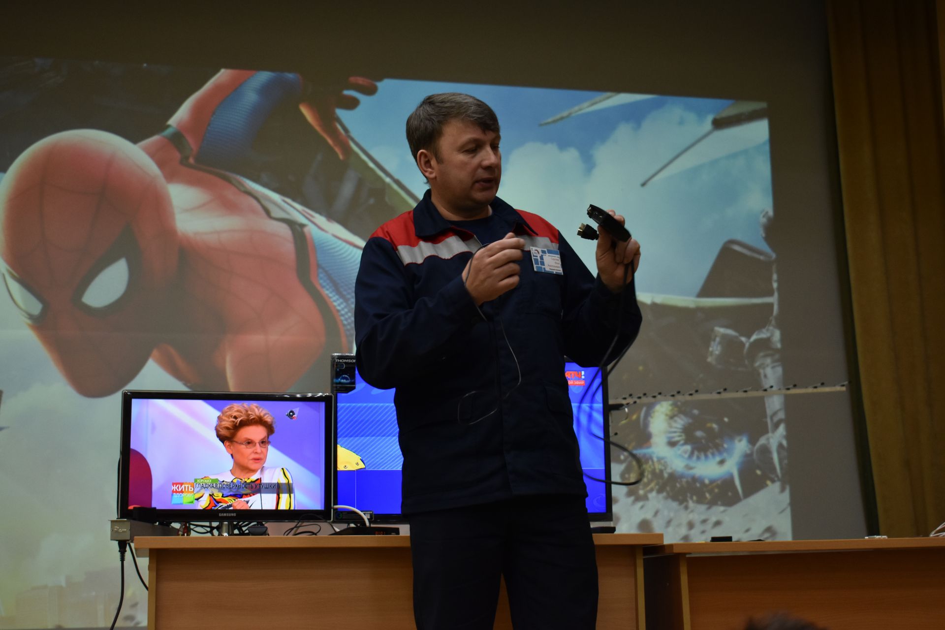 Волонтеров Чистополя обучали подключению цифрового телевидения
