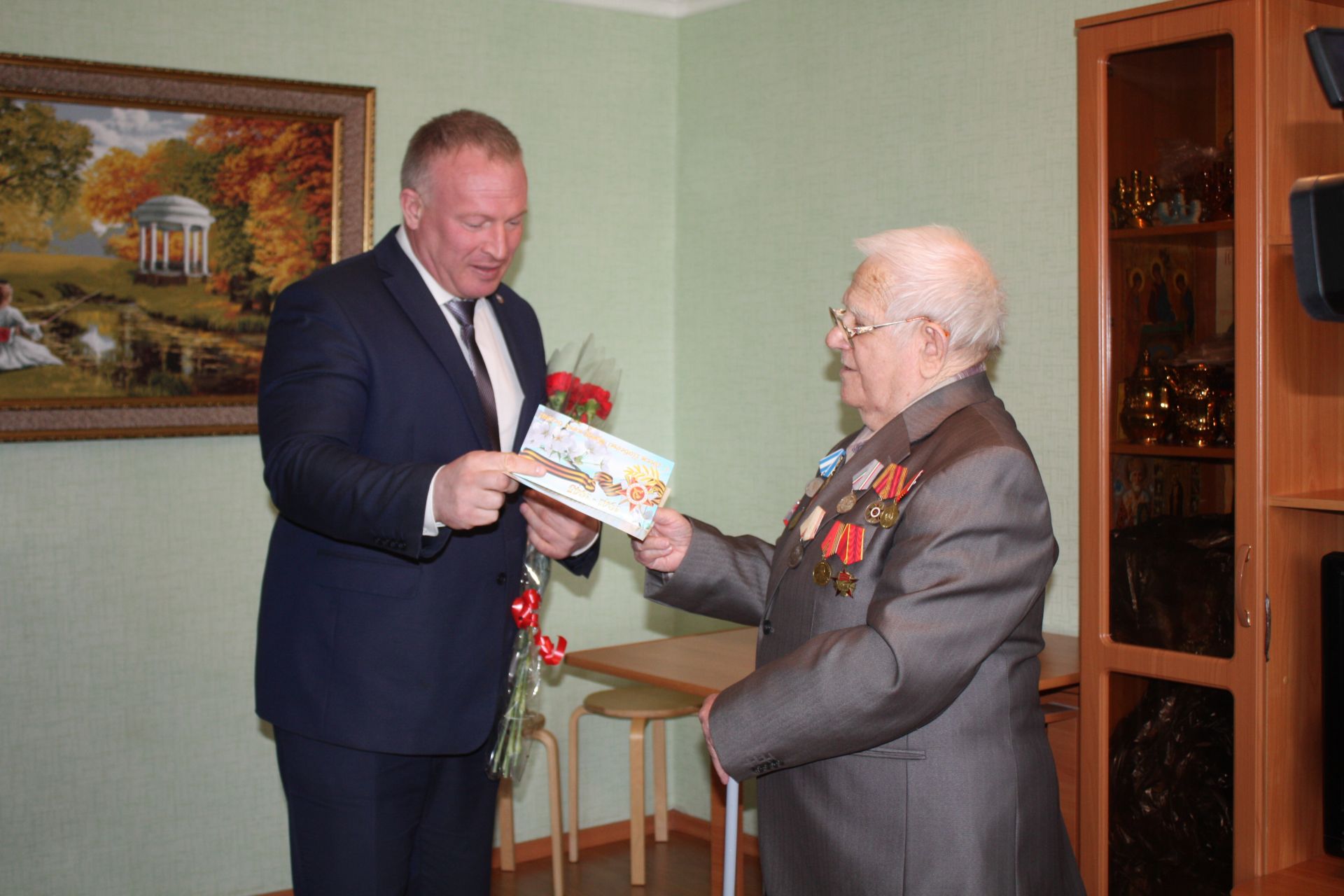 Дмитрий Иванов в преддверии Дня Победы поздравил ветерана Великой Отечественной войны