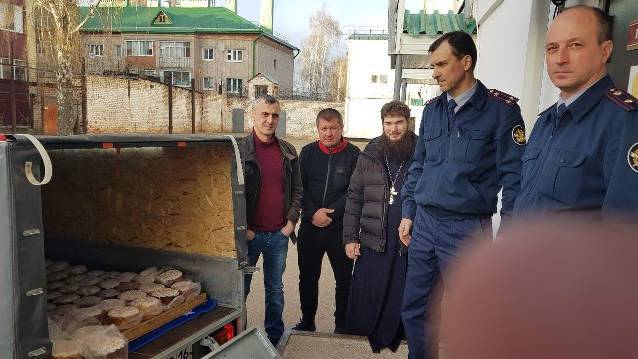 Для подследственных СИЗО-5 в Чистополе прихожане и футболисты привезли  пасхальные куличи и яйца