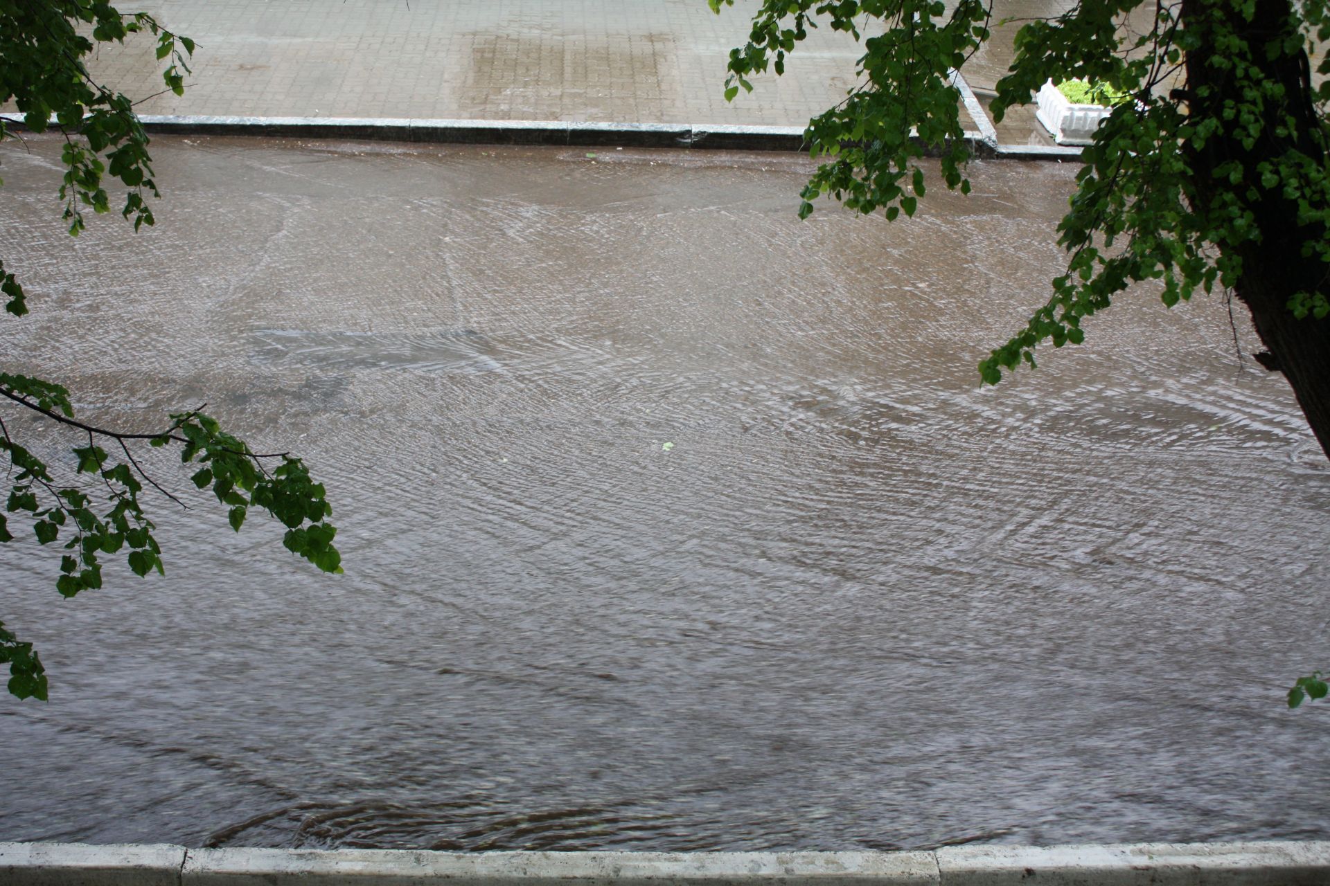 В Чистополе прошел сильный дождь с градом