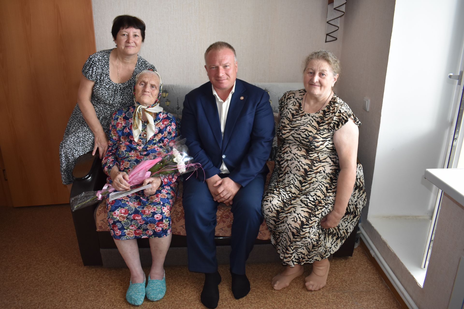 Глава Чистопольского муниципального района Дмитрий Иванов поздравил ветерана тыла и труда с 90-летним юбилеем!