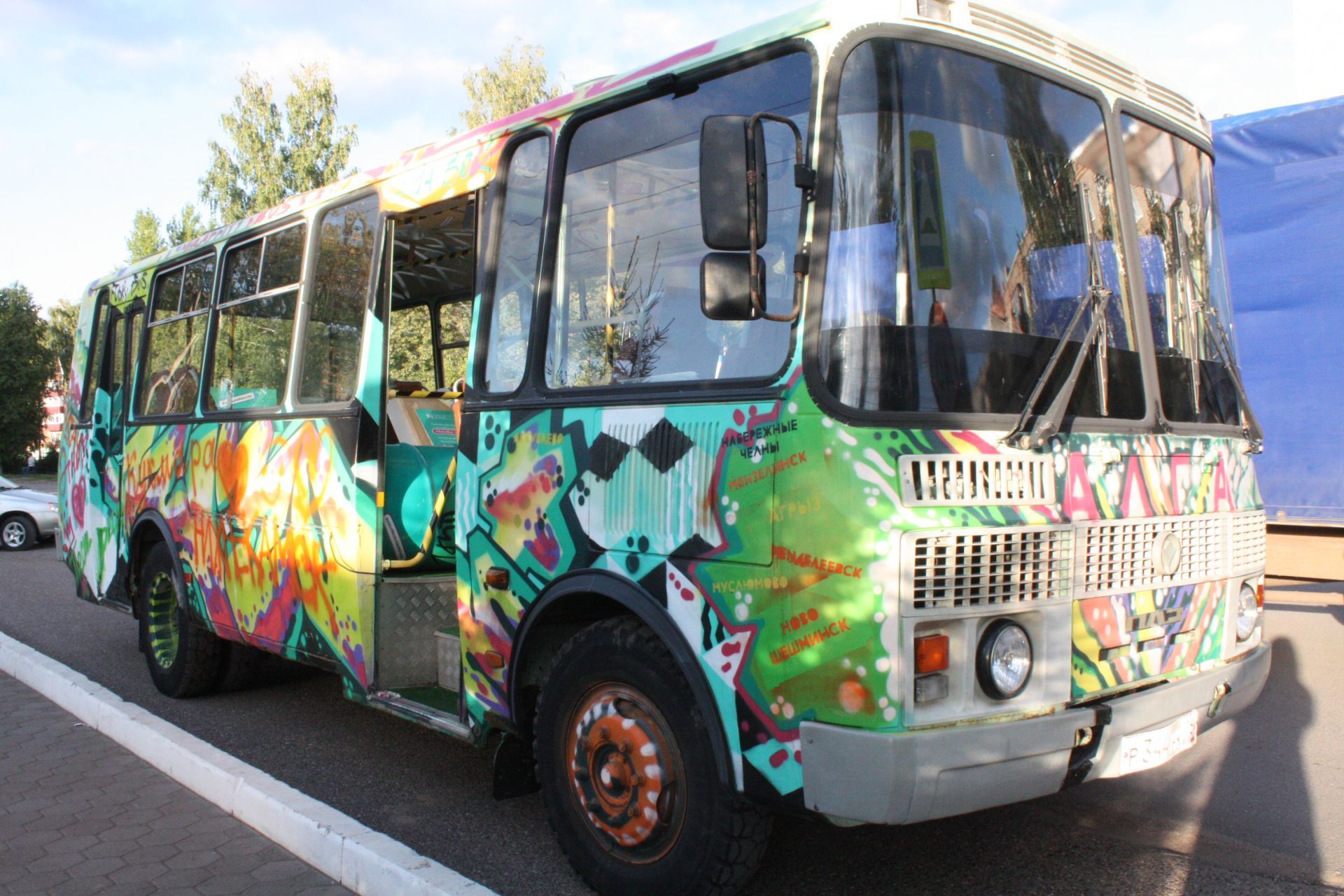 Граффити на автобусе