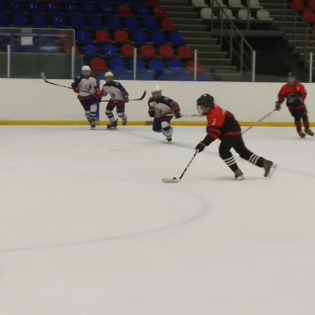 Итогом хоккейного матча между командами из Чистополя и Нижнекамска стала серия буллитов