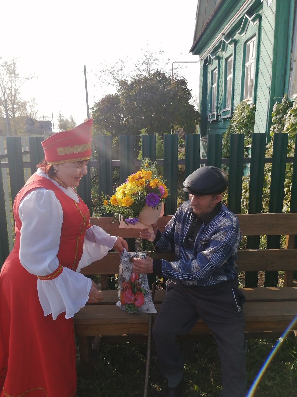 Житель Чистопольского района принимал поздравления с 80-летием от местного ансамбля