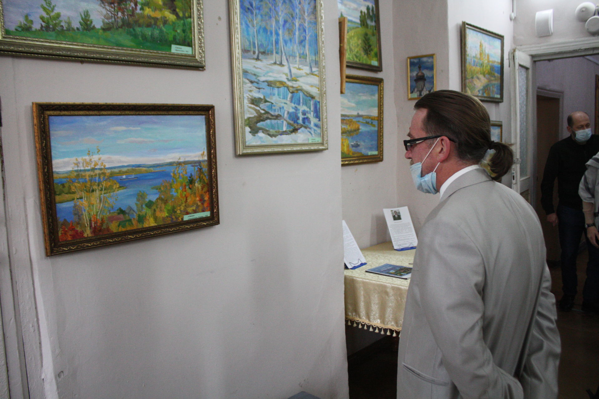 Чистопольцы увидели картины местных художников (Фоторепортаж)