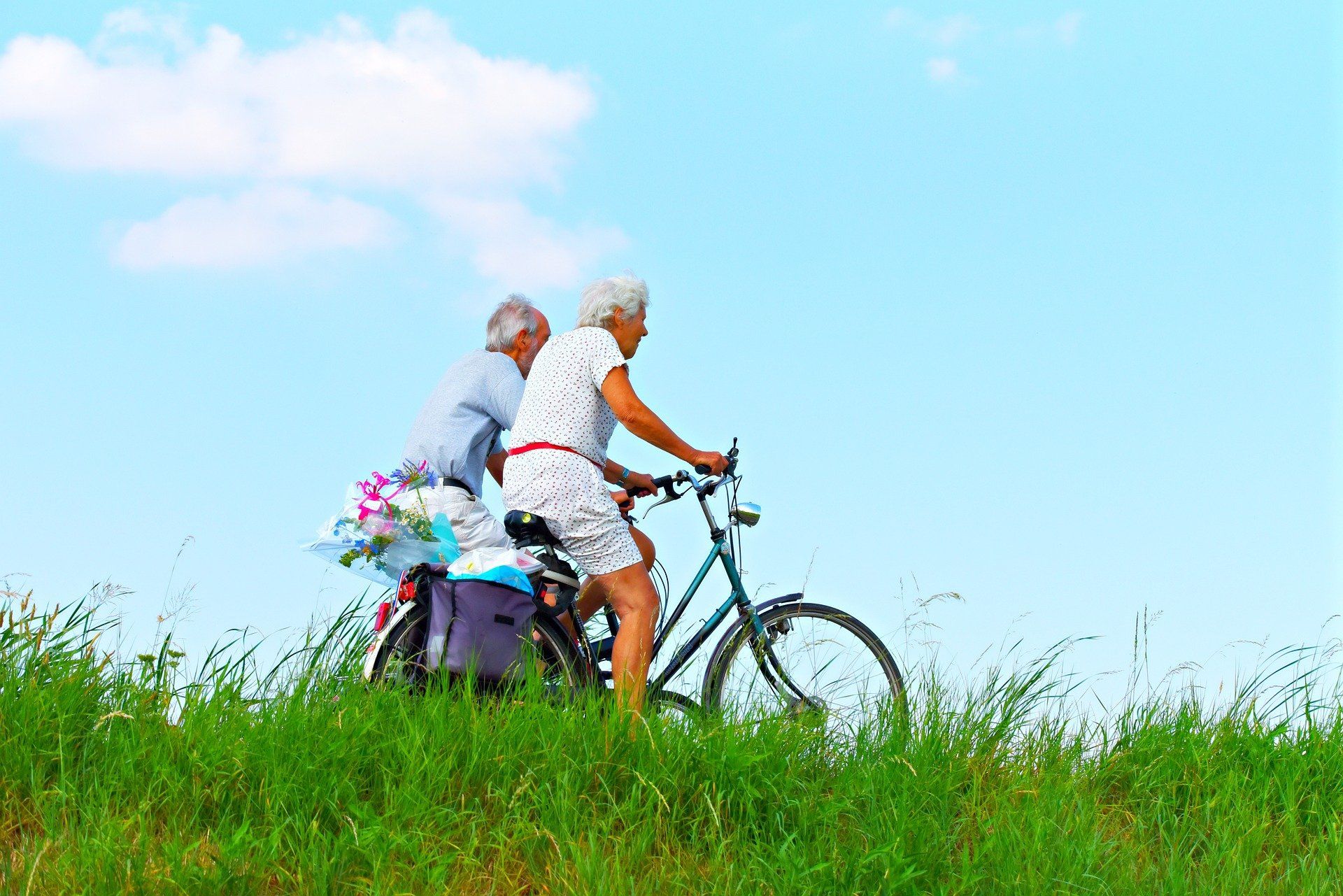 Велосипед для пожилых людей. Пожилая пара на велосипедах. Пенсионеры не велосипедах. Старик на велосипеде.