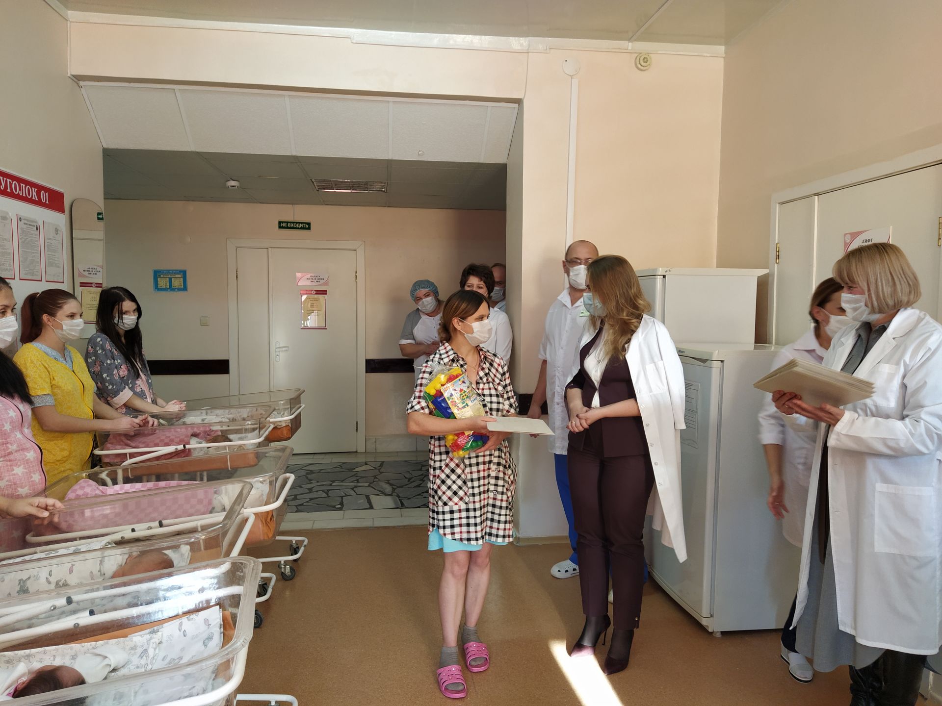 Молодые мамы Чистополя прямо в роддоме получили свидетельства о рождении