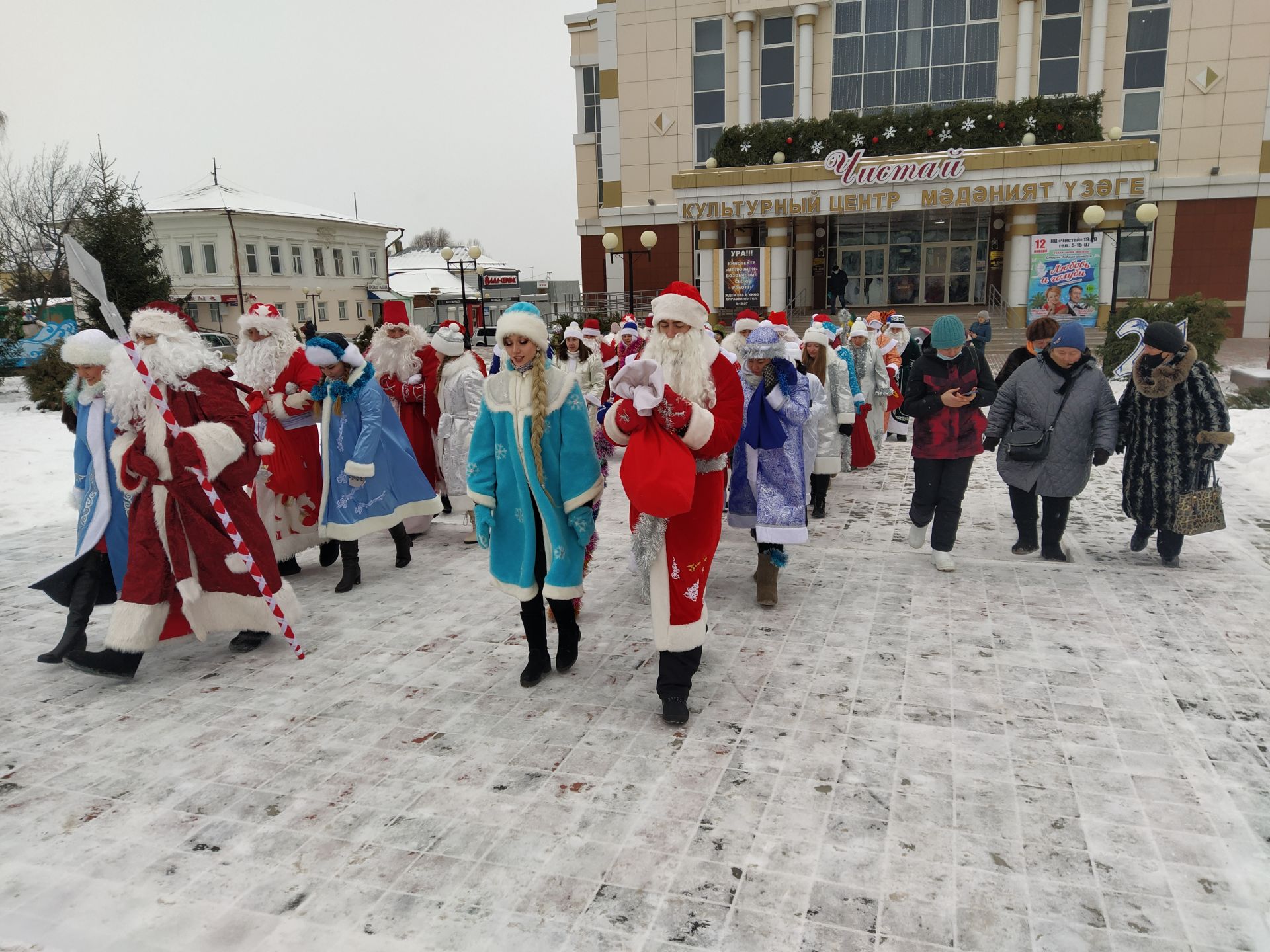 В Чистополе Деды Морозы и Снегурочки прошли парадом