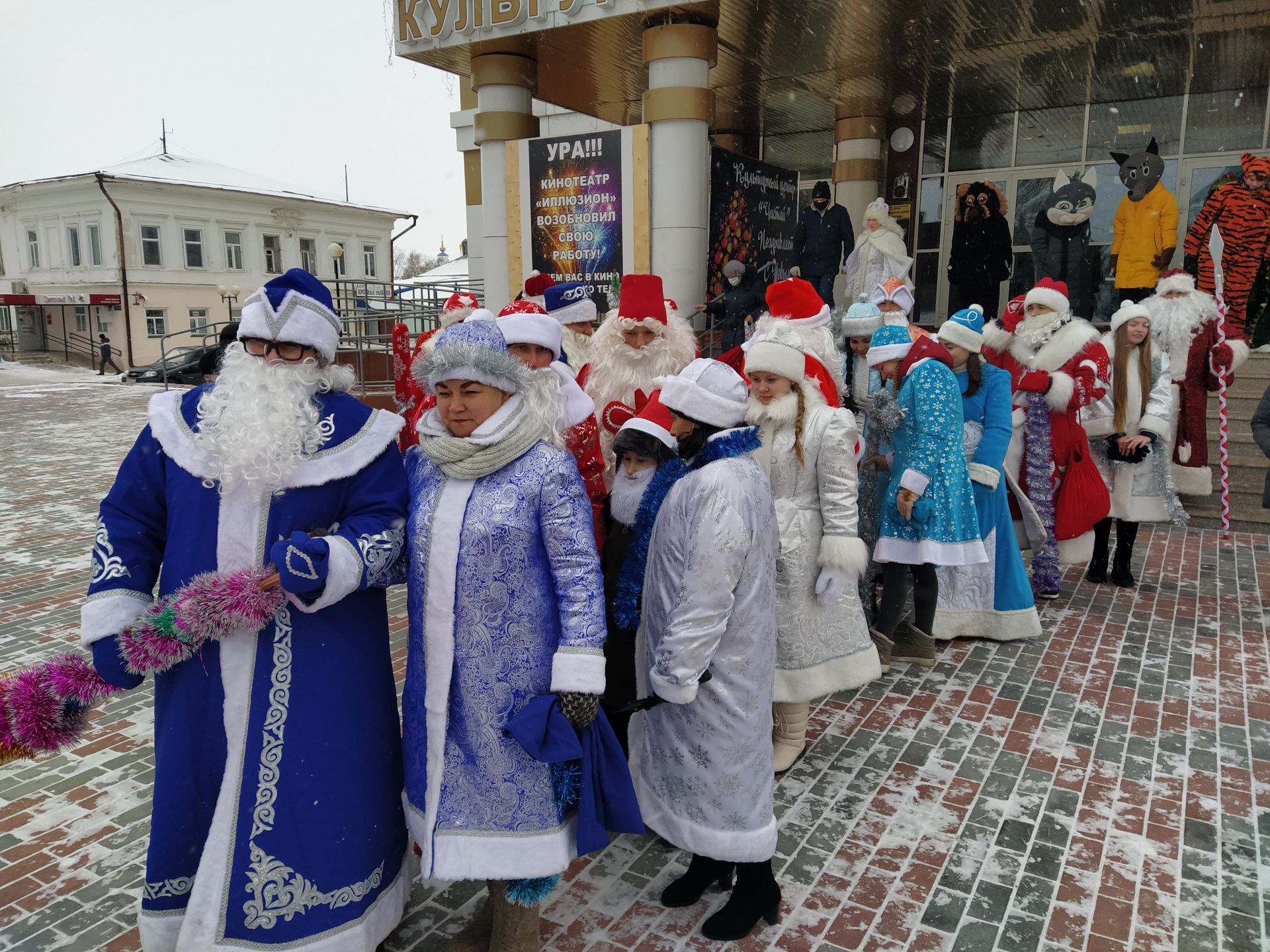 В Чистополе Деды Морозы и Снегурочки прошли парадом