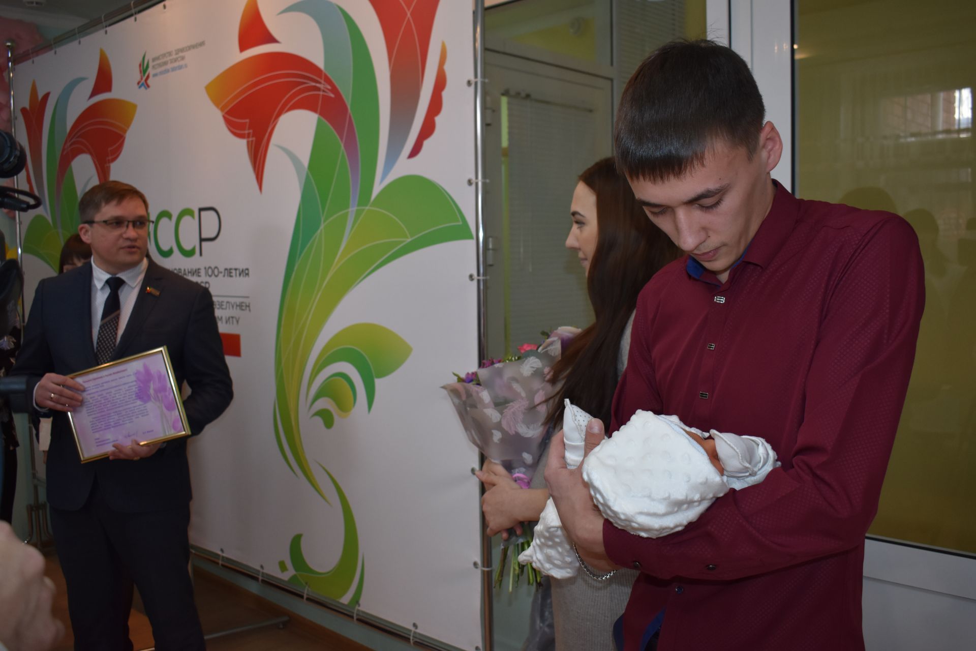 В Чистопольском роддоме торжественно выписали сотого малыша