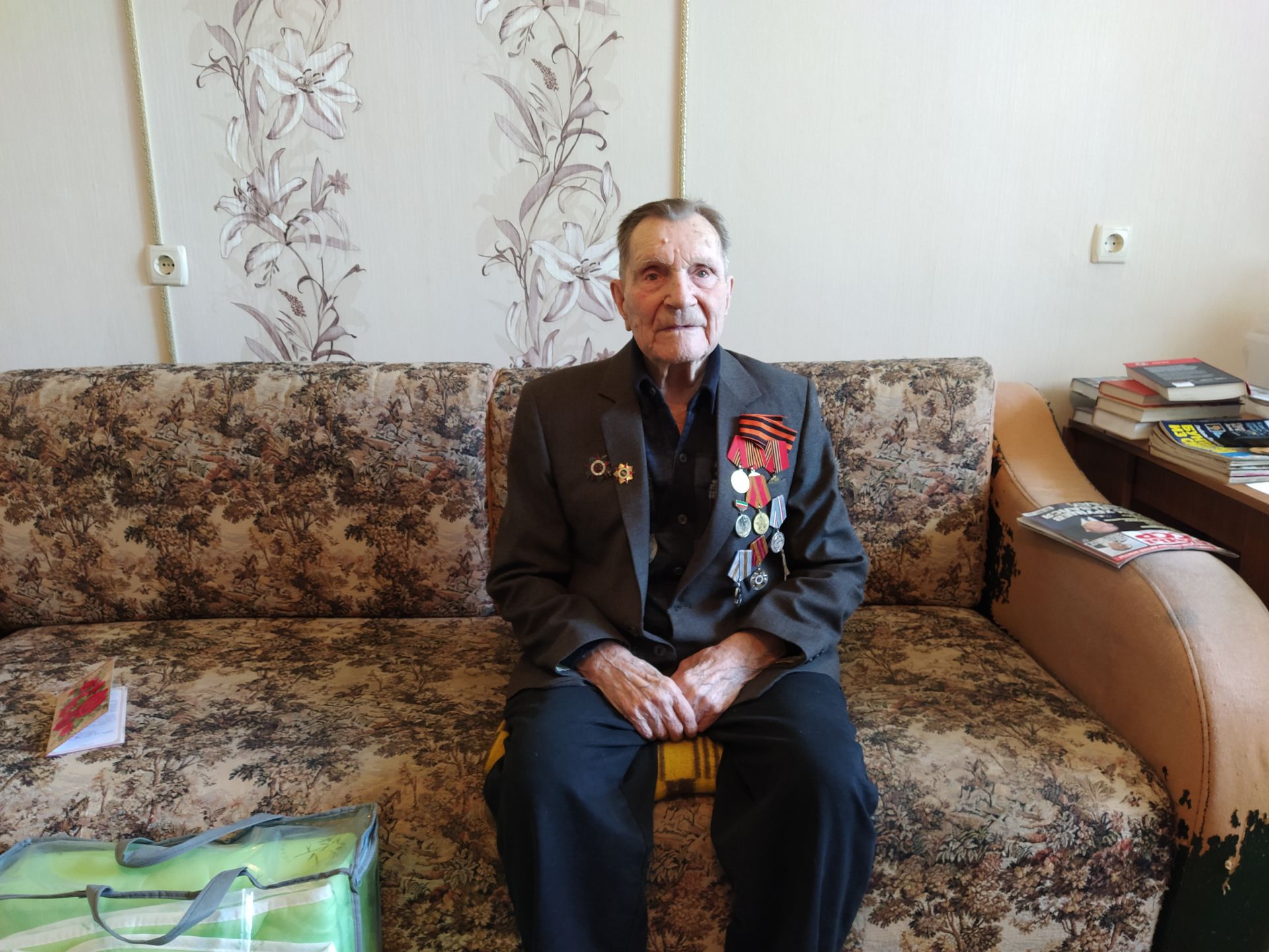 В Чистополе ветеран войны Геннадий Белоусов принимает поздравления с 95-летием