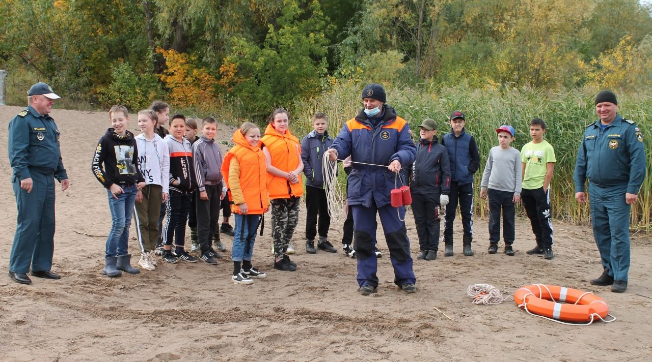 Сотрудники Чистопольского отделения ГИМС учили юнармейцев спасать утопающих