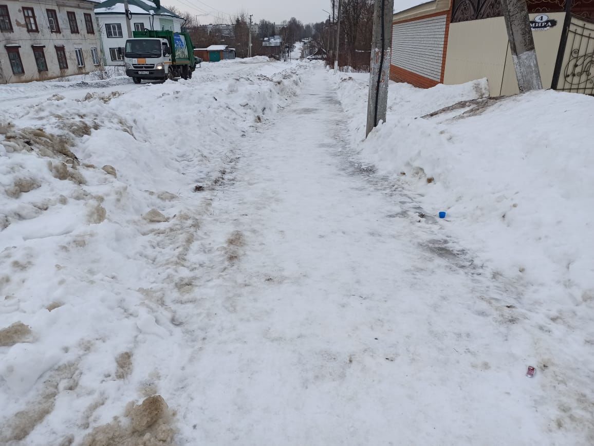 После жалобы жительницы Чистополя, тротуар очистили от снега