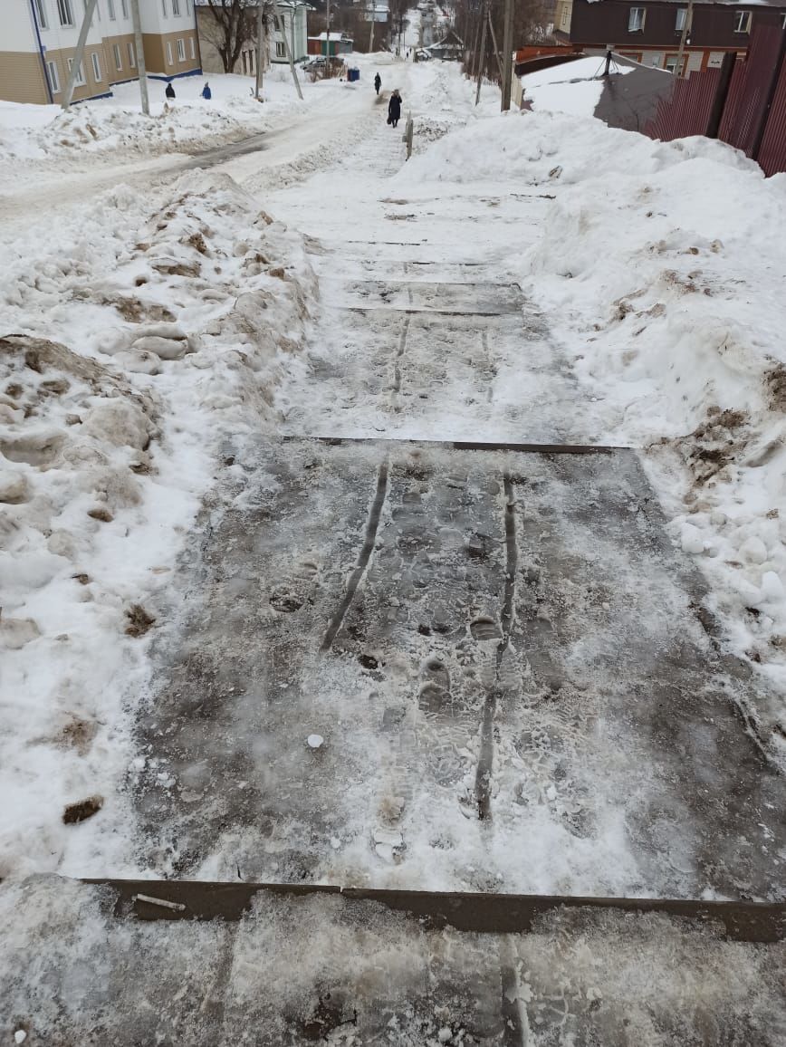 После жалобы жительницы Чистополя, тротуар очистили от снега