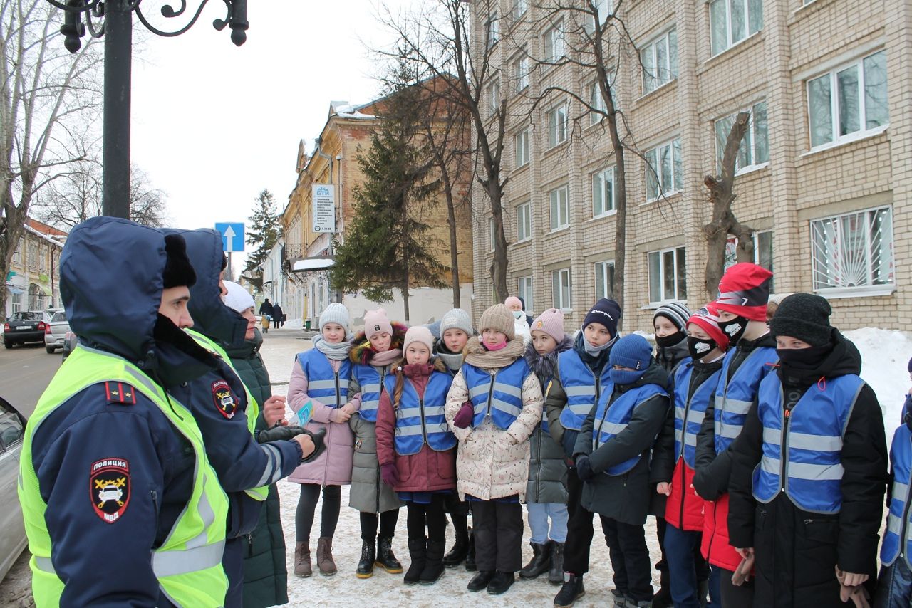 В центре Чистополя лицеисты провели акцию вместе с сотрудниками Госавтоинспекции