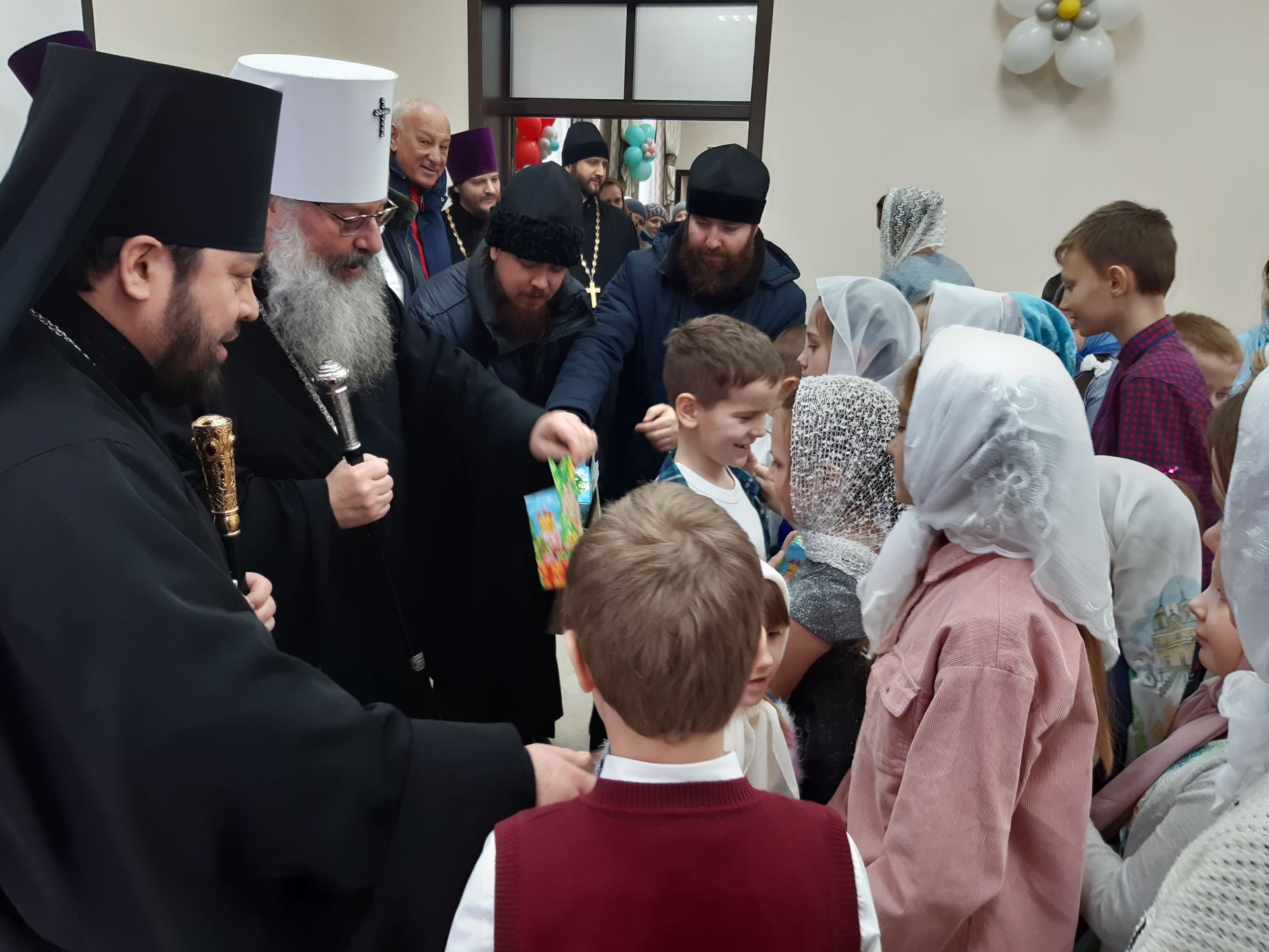 Воспитанники воскресных школ Чистополя получили рождественские подарки от митрополита Кирилла (Фоторепортаж)