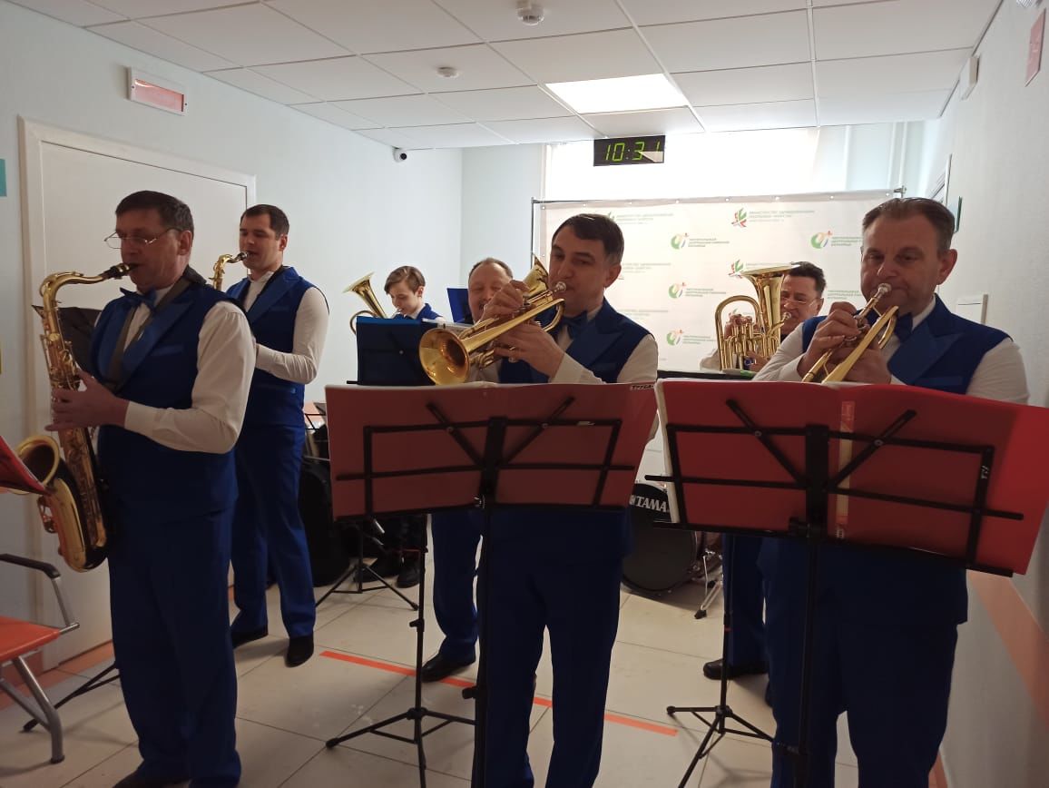 Духовой оркестр дал концерт в детской поликлинике Чистополя