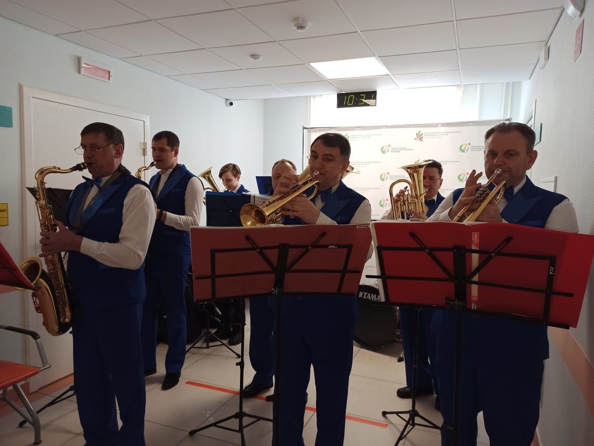 Духовой оркестр дал концерт в детской поликлинике Чистополя