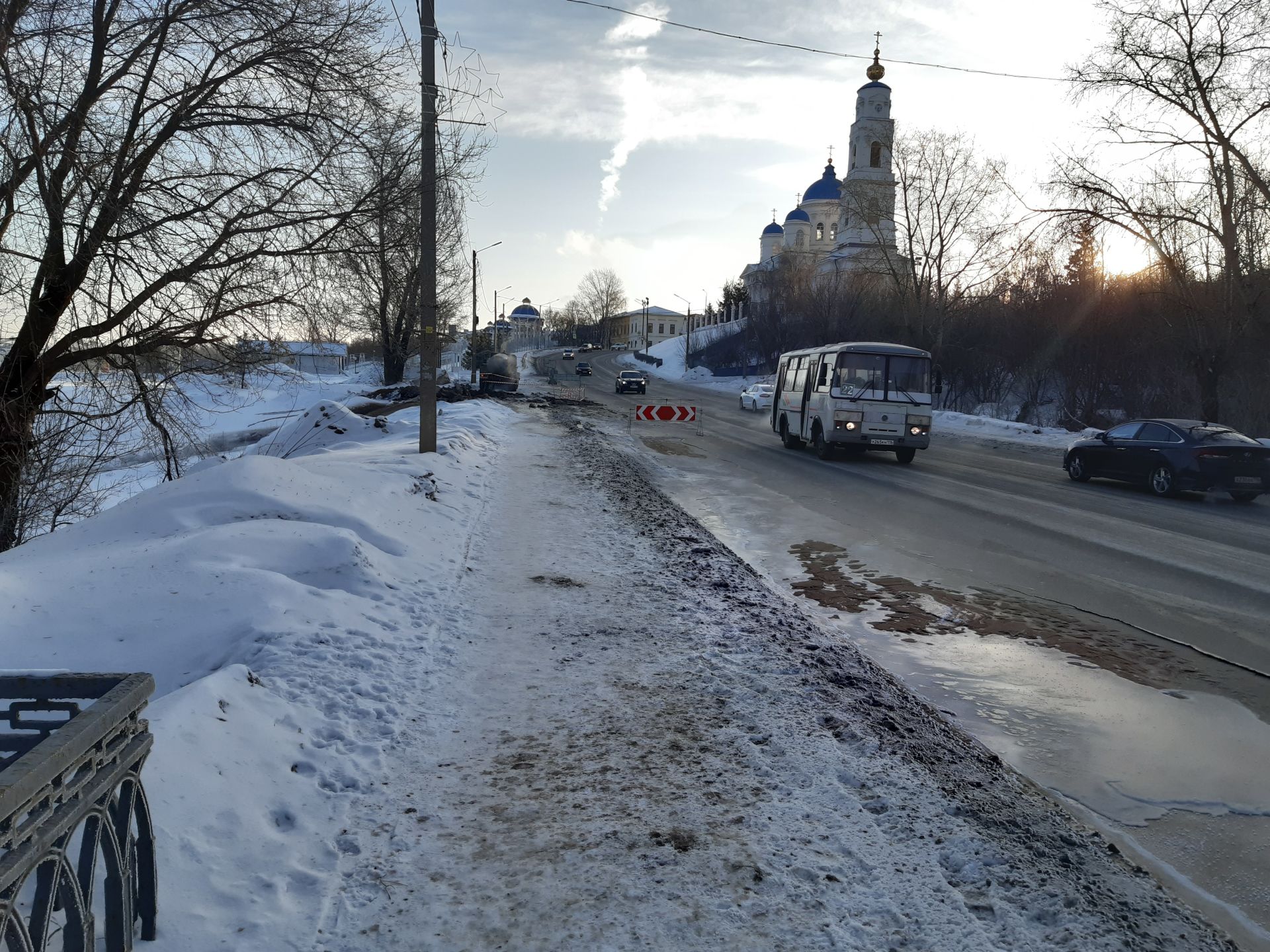 Из-за прорыва трубы на центральной дороге Чистополь останется без воды