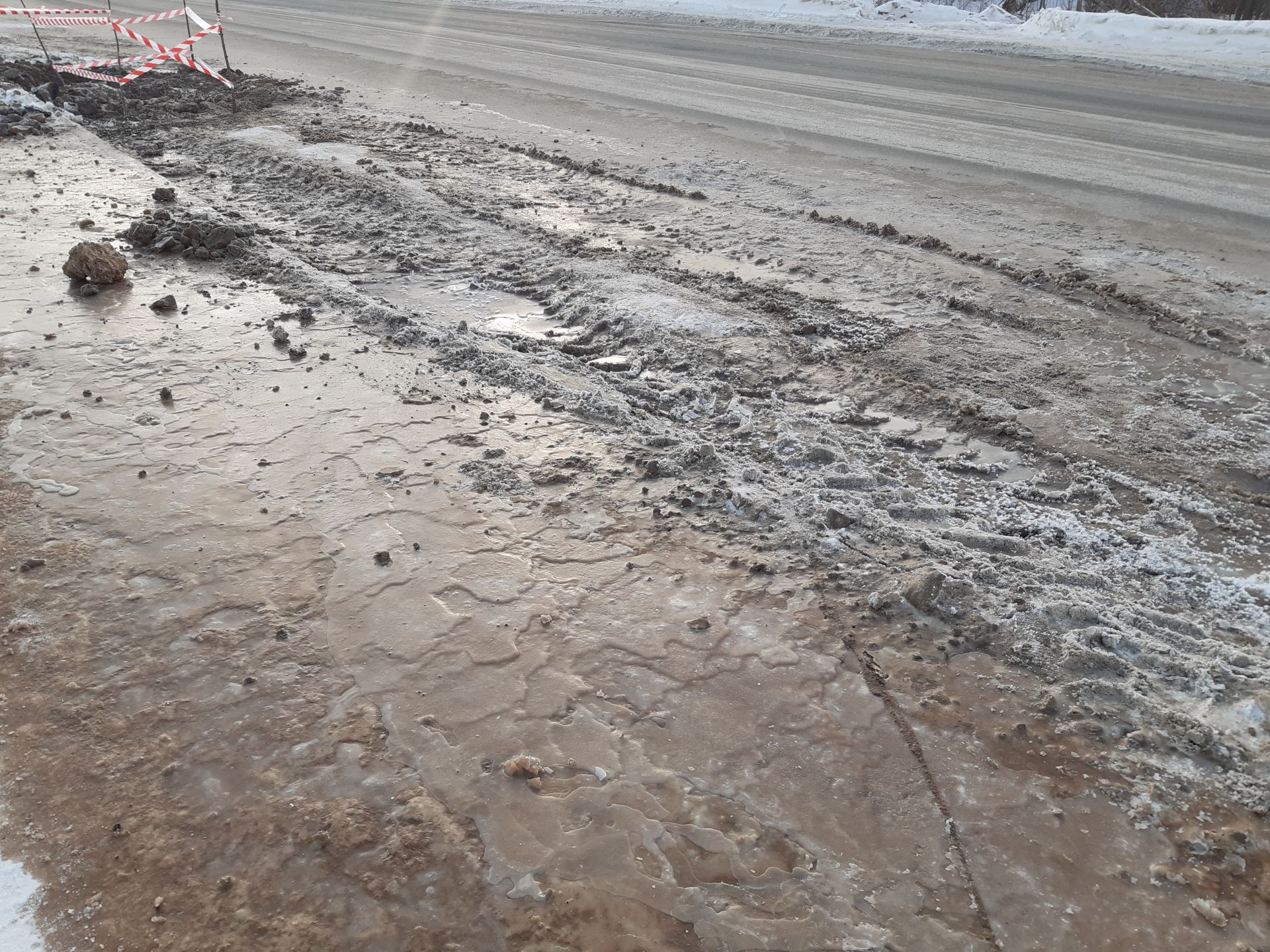 Из-за прорыва трубы на центральной дороге Чистополь останется без воды