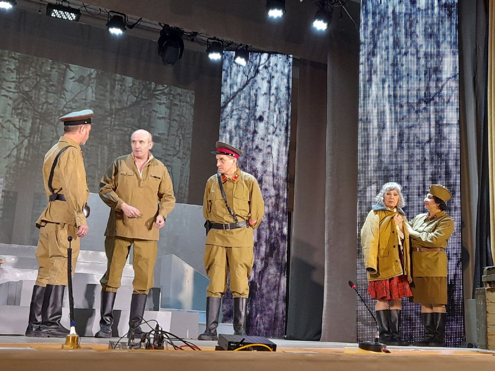 Чистопольский театр «Эксперимент» представил спектакль о войне (фоторепортаж)