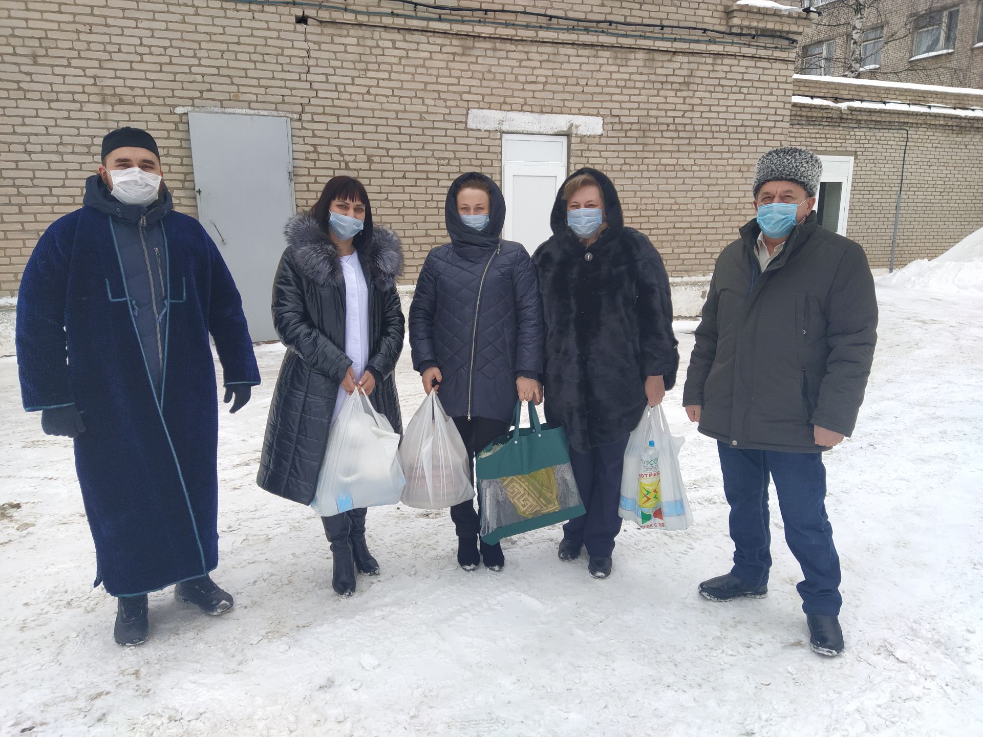 Представители Чистопольского мухтасибата привезли гостинцы медработникам временного инфекционного госпиталя
