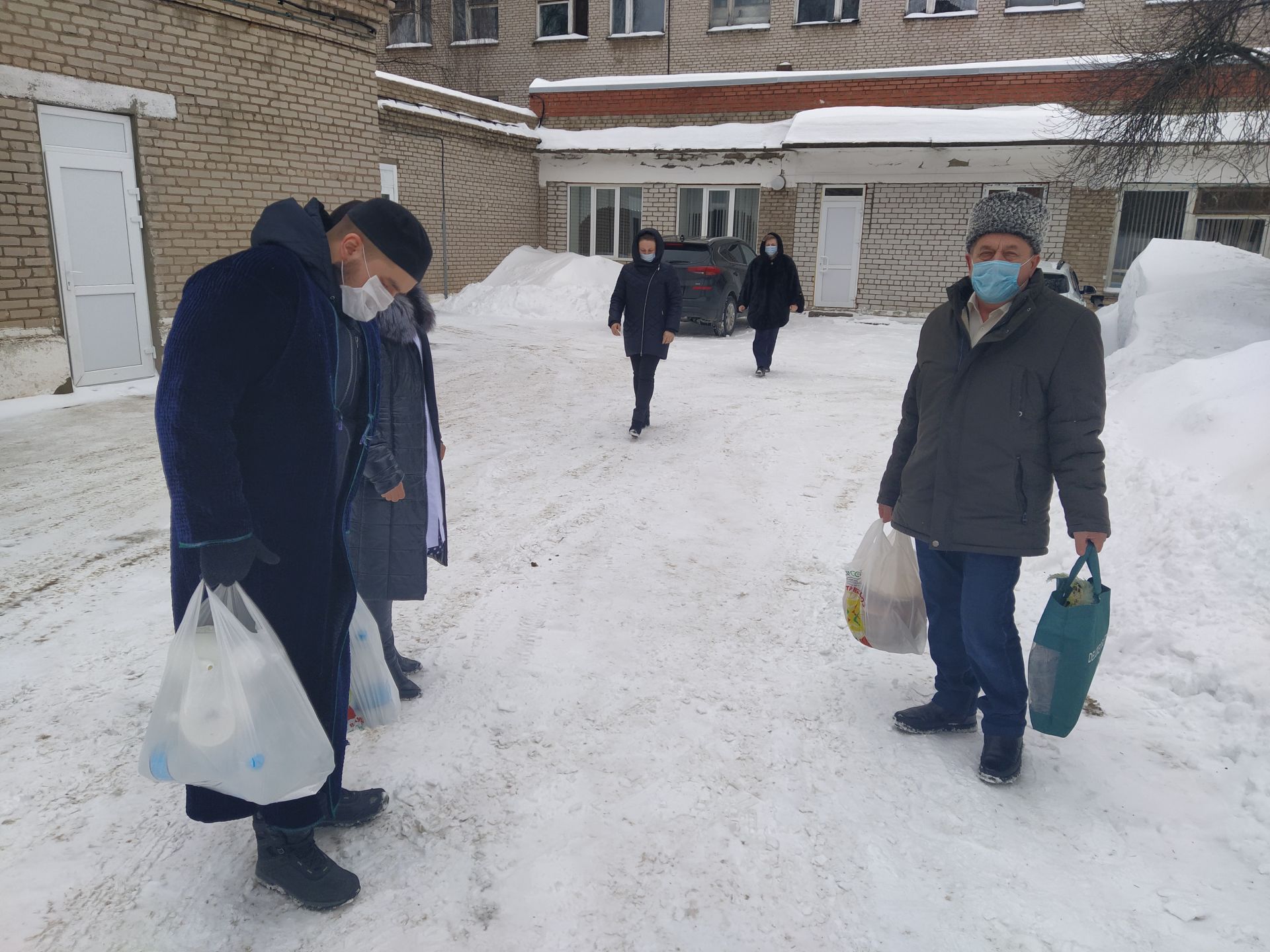 Представители Чистопольского мухтасибата привезли гостинцы медработникам временного инфекционного госпиталя