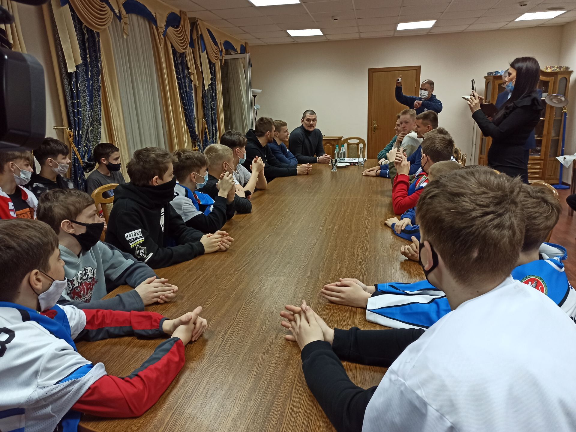 Знаменитые игроки Континентальной хоккейной лиги провели мастер-класс для юных чистопольцев (фоторепортаж)