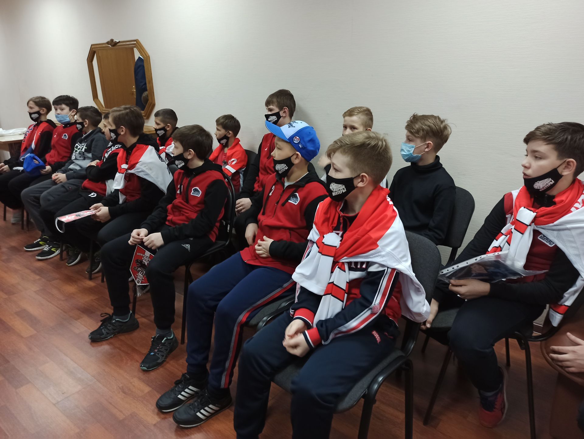 Знаменитые игроки Континентальной хоккейной лиги провели мастер-класс для юных чистопольцев (фоторепортаж)