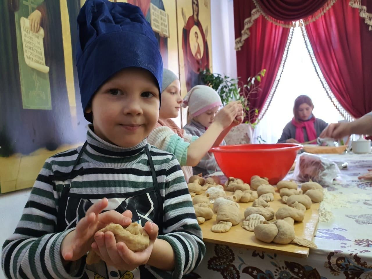 В приходе Сергия Радонежского в Чистополе дети пекли жаворонков
