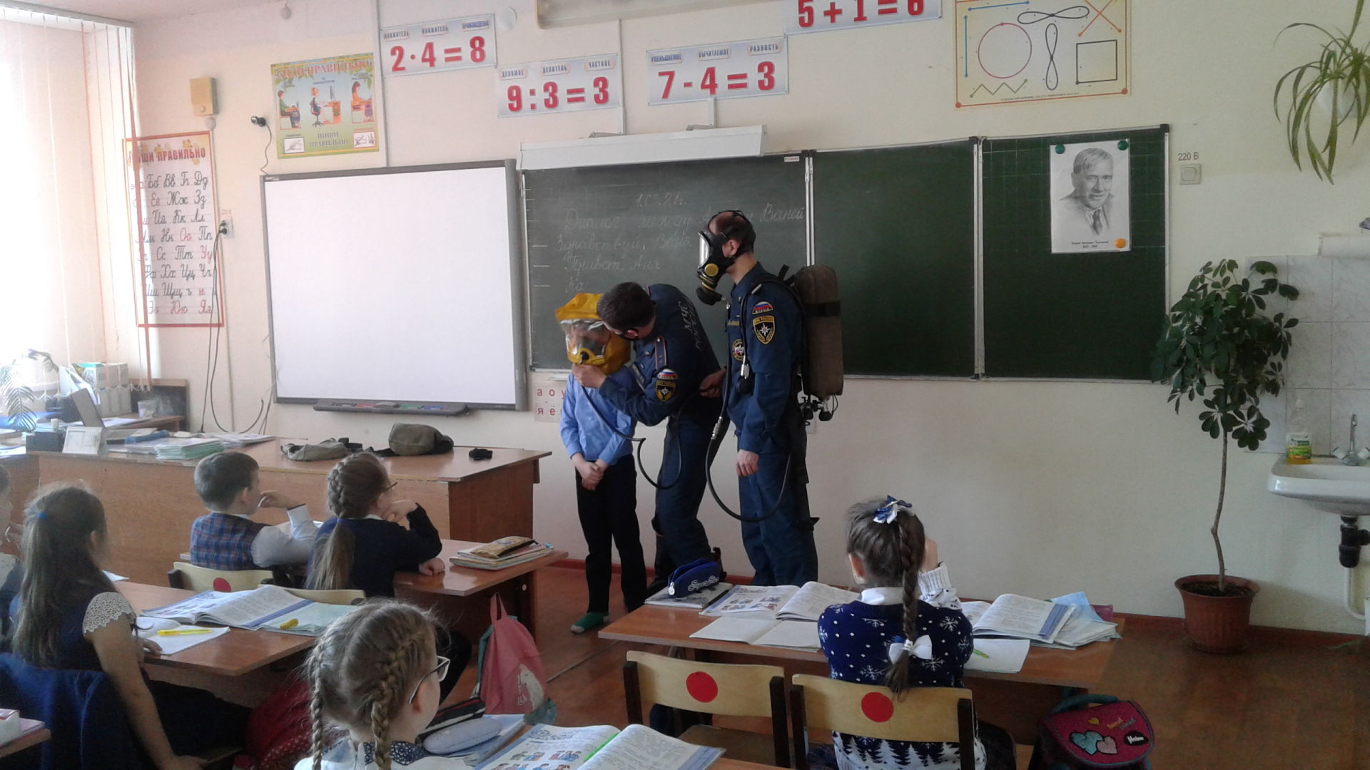 Чистопольские гимназисты учились надевать противогазы, защитные комплекты и разбирать автоматы