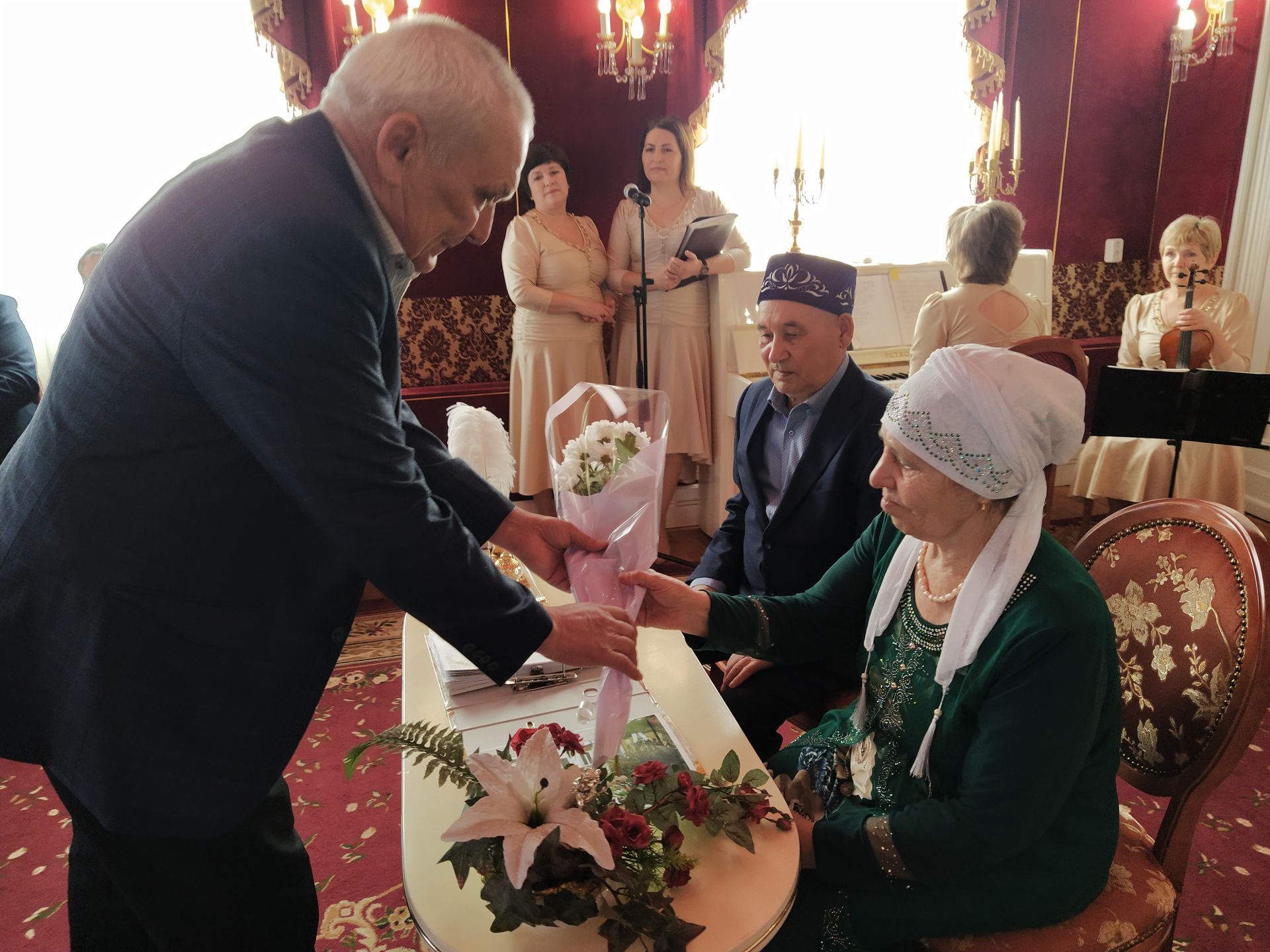 Супруги Гизатуллины отметили золотую свадьбу в Чистопольском ЗАГСе
