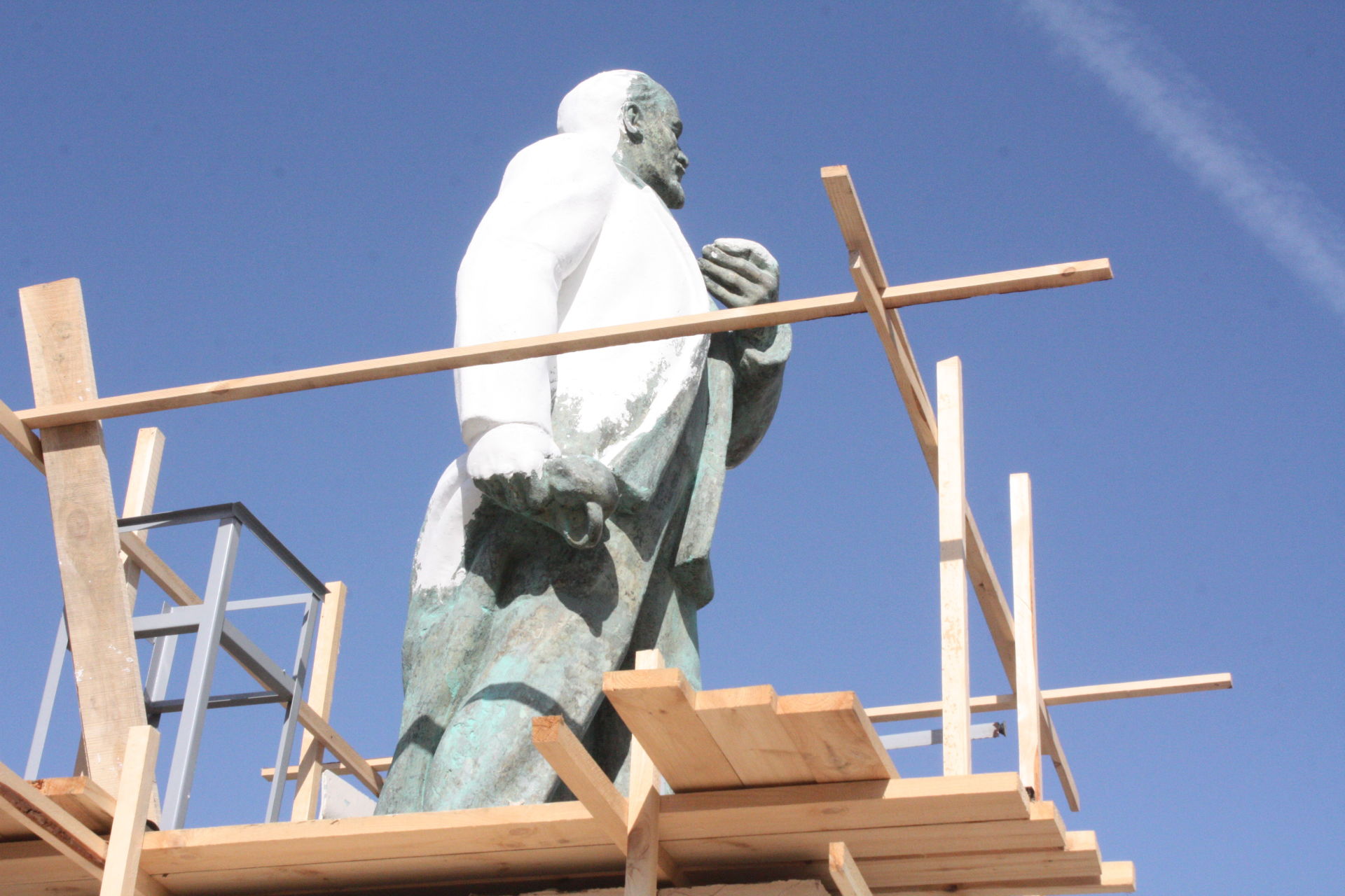 В центре Чистополя ремонтируют памятник Ленину (Фоторепортаж)