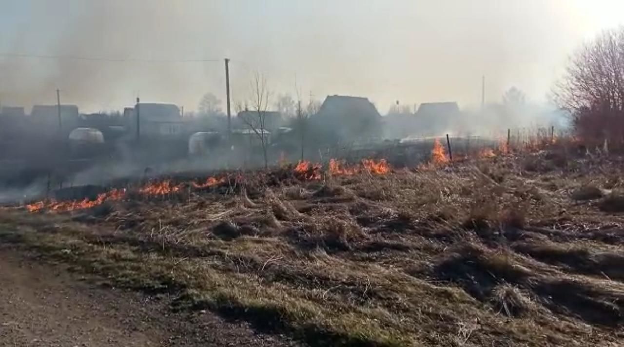 За неделю чистопольские пожарные 5 раз выезжали тушить горевшую сухую траву