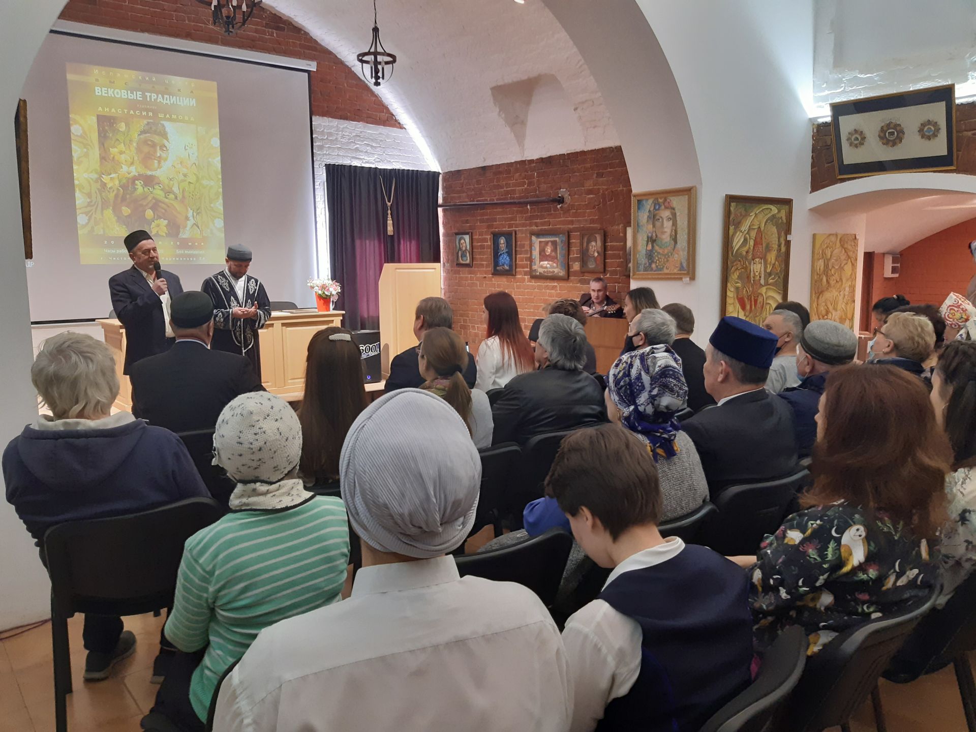 В Чистополе состоялось открытие персональной выставки казанского художника (Фоторепортаж)