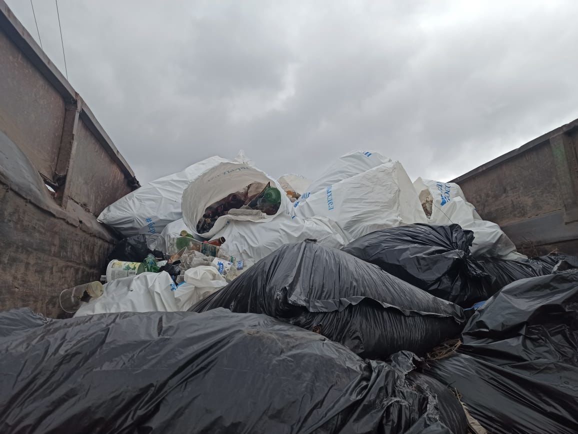 С прибрежной зоны в микрорайоне мебельной фабрики чистопольцы собрали более 70 мешков мусора (фоторепортаж)