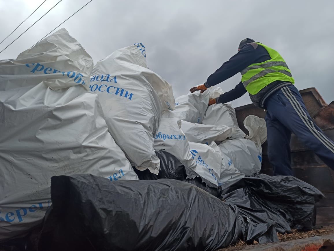 С прибрежной зоны в микрорайоне мебельной фабрики чистопольцы собрали более 70 мешков мусора (фоторепортаж)