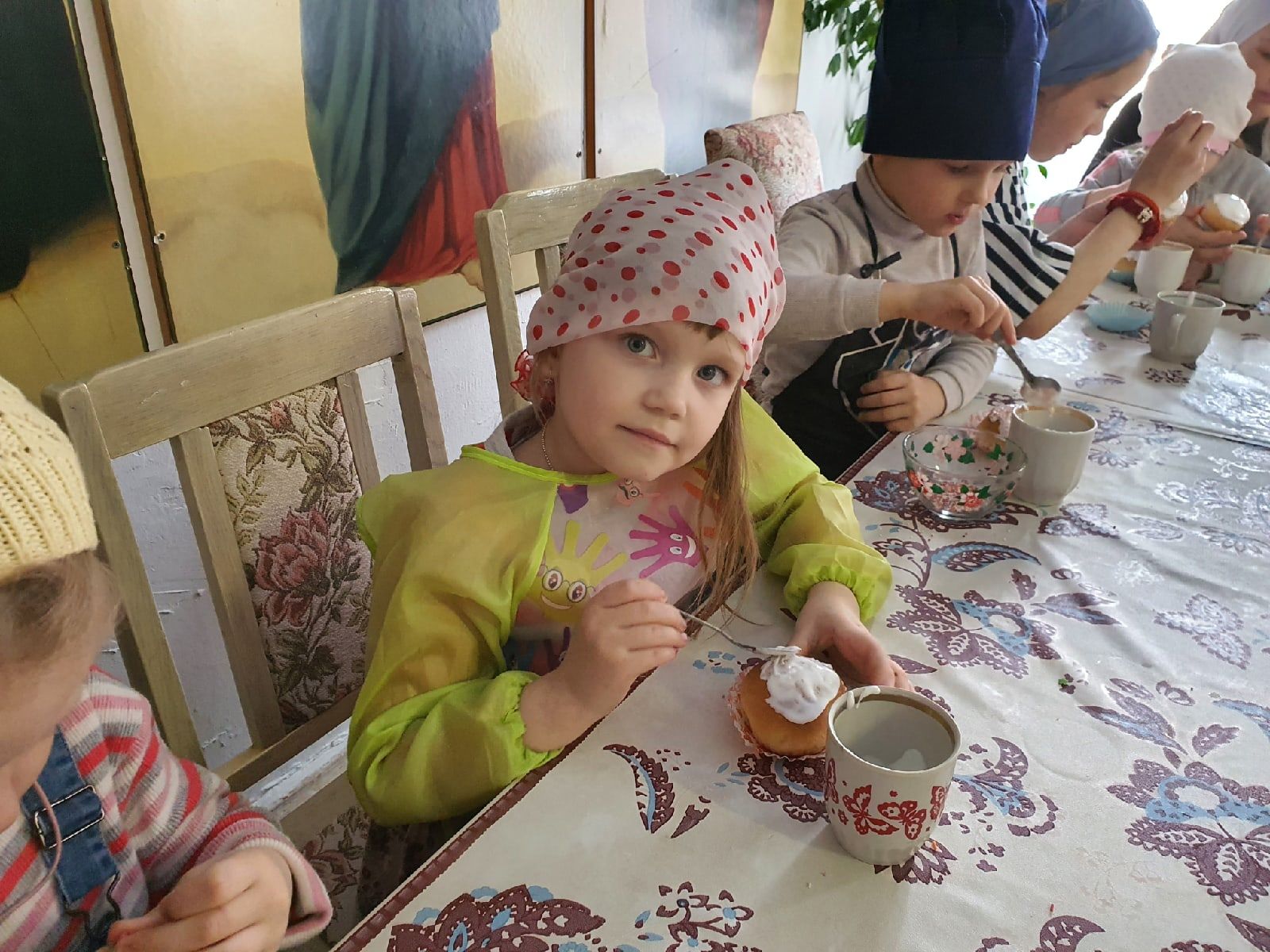 В Чистопольском храме детей учили украшать куличи