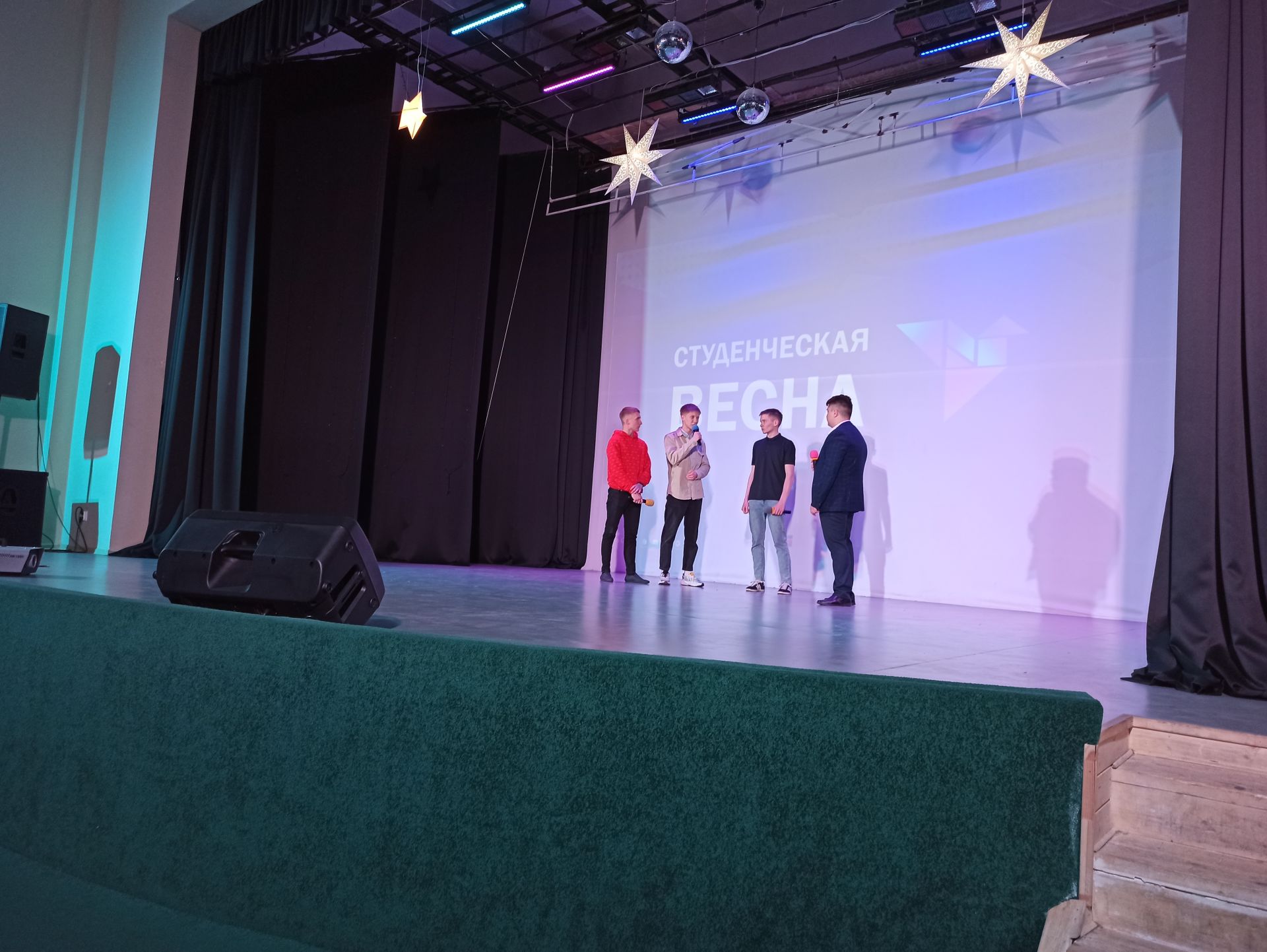 Глава Чистопольского района наградил победителей городского фестиваля «Студенческая весна - 2021» (фоторепортаж)