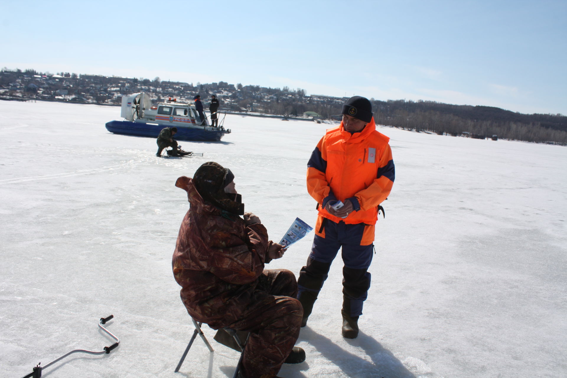 Чистопольских рыбаков предупредили об опасности рыхлого льда (Фоторепортаж)