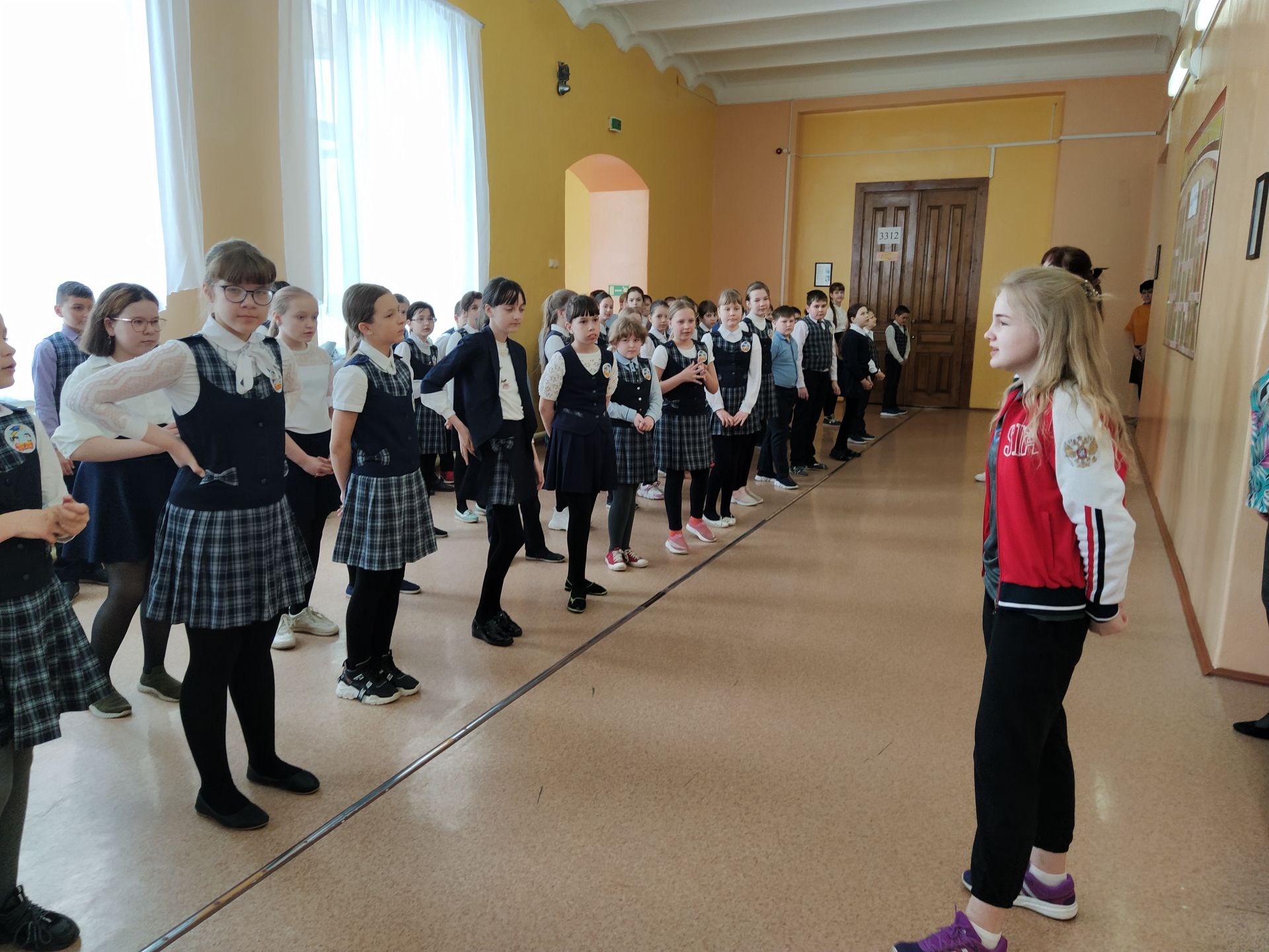Чистопольские школьники и педагоги отметили День здоровья зарядкой