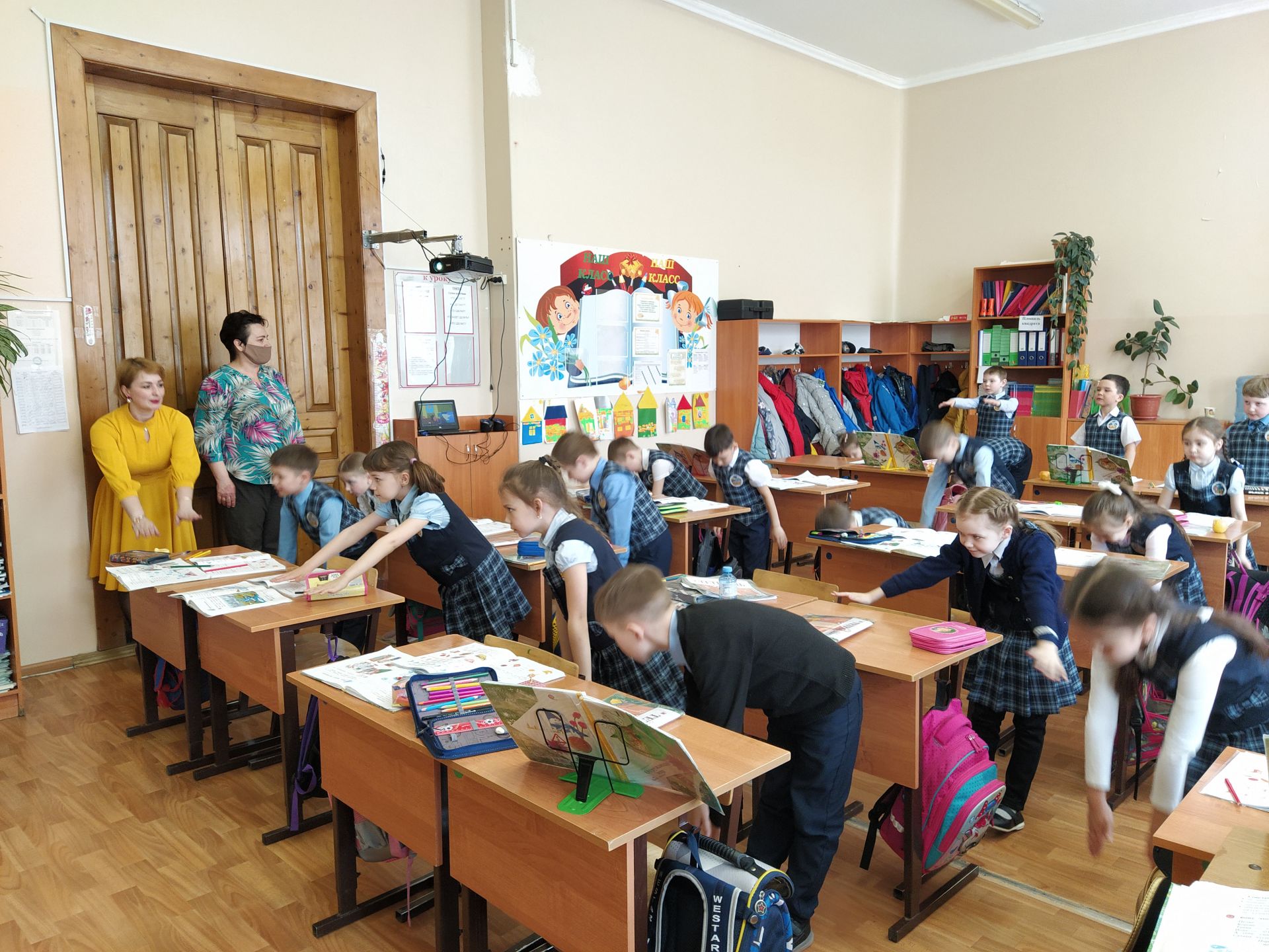 Чистопольские школьники и педагоги отметили День здоровья зарядкой