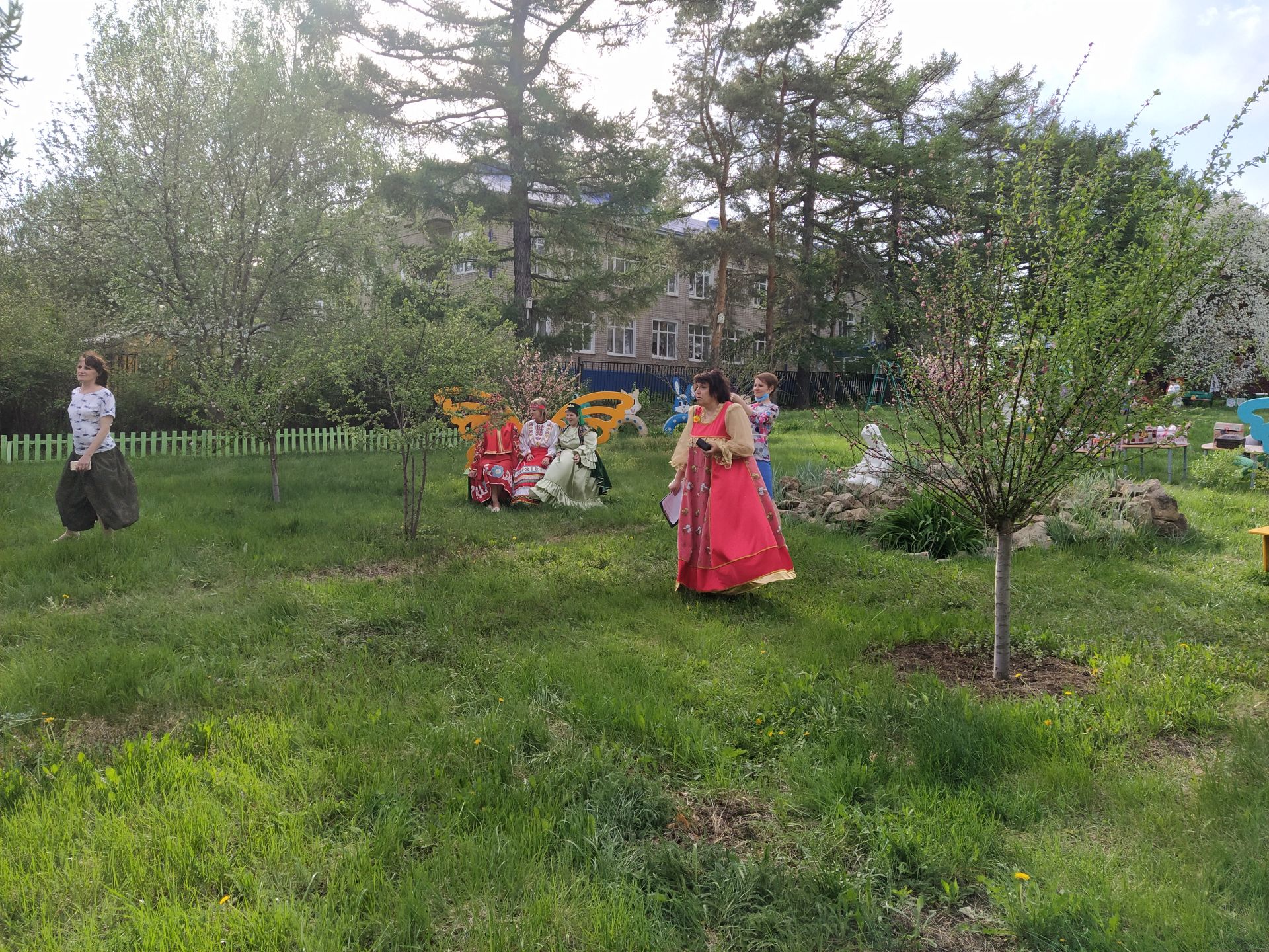 Школьники из Чистополя прогулялись в Сакуровом саду возле Детской библиотеки (Фоторепортаж)